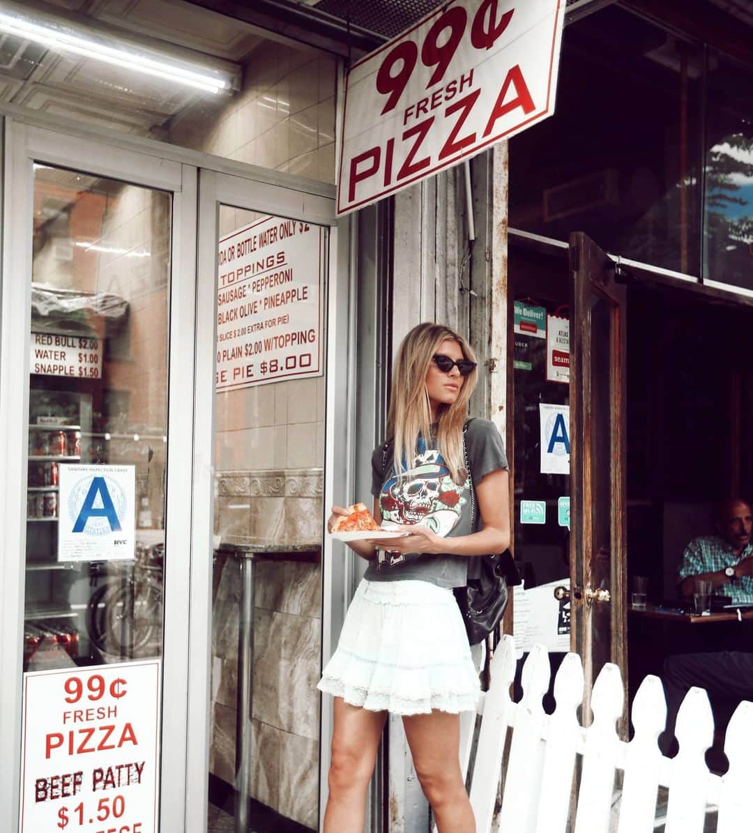 Ashley Haasさんのインスタグラム写真 - (Ashley HaasInstagram)「Guys there’s something you should know about me.... I love shitty pizza 🍕🤷🏼‍♀️ Also this is a #throwback I’m currently eating frozen pizza for breakfast which is probably healthier than this was! 😝 #outfit by @blueandcream  #photography by @jackiegreenspan & @samschneiter」5月5日 0時09分 - ashleyhaas