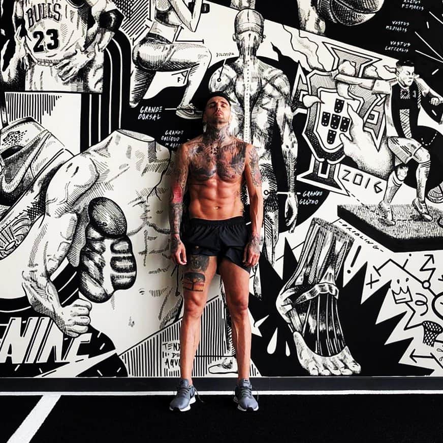 ミゲル・ロペスのインスタグラム：「Mude o foco e mudará a direção, Mude os pensamentos e mudará o comportamento, Mude o rumo e mudará os resultados. As coisas só mudam para quem MUDA!  #hardwork #nevergiveup 🔥💪🏻」