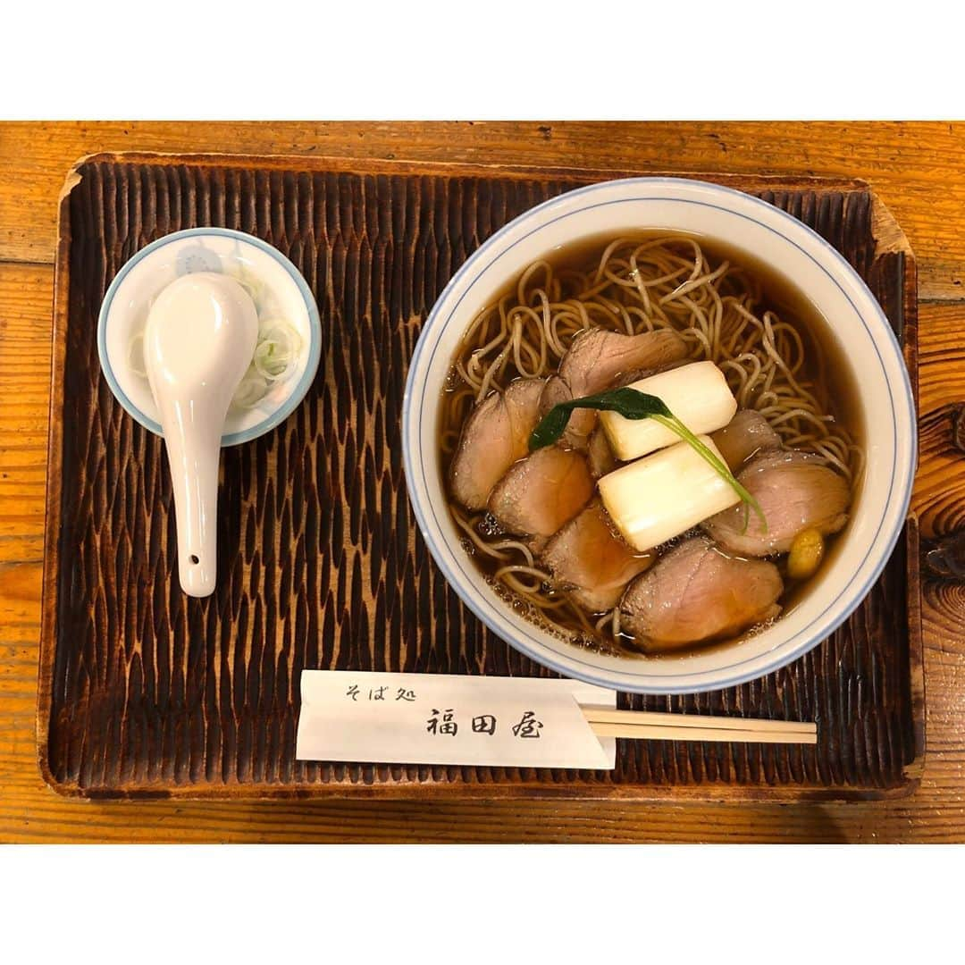 鈴木優梨さんのインスタグラム写真 - (鈴木優梨Instagram)「🍚😚🍜 3日ほど前からお蕎麦が食べたくて堪らない…🤤 ・ 渋谷ってすごく苦手(なイメージ)の街なんだけど そば処 福田屋さんは老舗で馴染みのお客さんも多く 店内もとても落ち着いて居心地が良い🥰🎀 ・ ・ 期間限定のかき南蛮も美味しそうだったけど 鴨南蛮にしました🤗︎♥️ ・ 自粛生活終わったら食べに行きたい逸品🤤💖 #鴨南蛮そば #蕎麦 #蕎麦スタグラム #福田屋 #そば処福田屋 #sobanoodles #shibuya #kamonanban #tokyo #noodles」5月5日 0時13分 - suzuki_yuuri