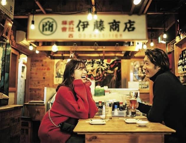 柴田翔平のインスタグラム：「以前撮影で撮ってもらったお気に入りの一枚📸 仁香のこの笑顔が最高ー コロナが落ち着いたらまたこうやって🍻飲みに行きたいね🌍🤙🏽 #みんなフォローありがとう」