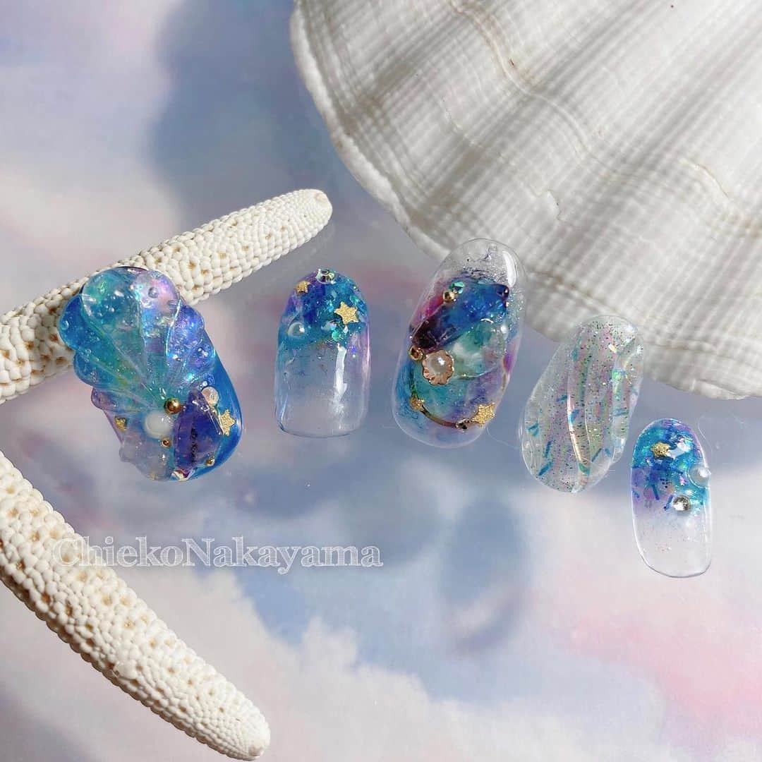 なかやまちえこのインスタグラム：「サマーネイル🐠🐚⠀ （この前の5本組にしました🏝）⠀ #nail #nails #nailart #ネイル #美甲 #ネイルアート  #japanesenailart #manucure #japanesenails #manicurist #gelnails #أظافر #네일아트 #미용 #vẽmóng #ngườiđẹp  #เพ้นท์เล็บ #искусствоногтя #artedeuñas #เพ้นท์เล็บเจล #ジェルネイルデザイン #ネイルデザイン #senikuku #nagelkunst #サマーネイル #summernails #夏ネイル #貝ネイル #シェルネイル #shellnails #夏ネイル #summernails @pregelofficial @prexyofficial @kimagure_cat_whim」