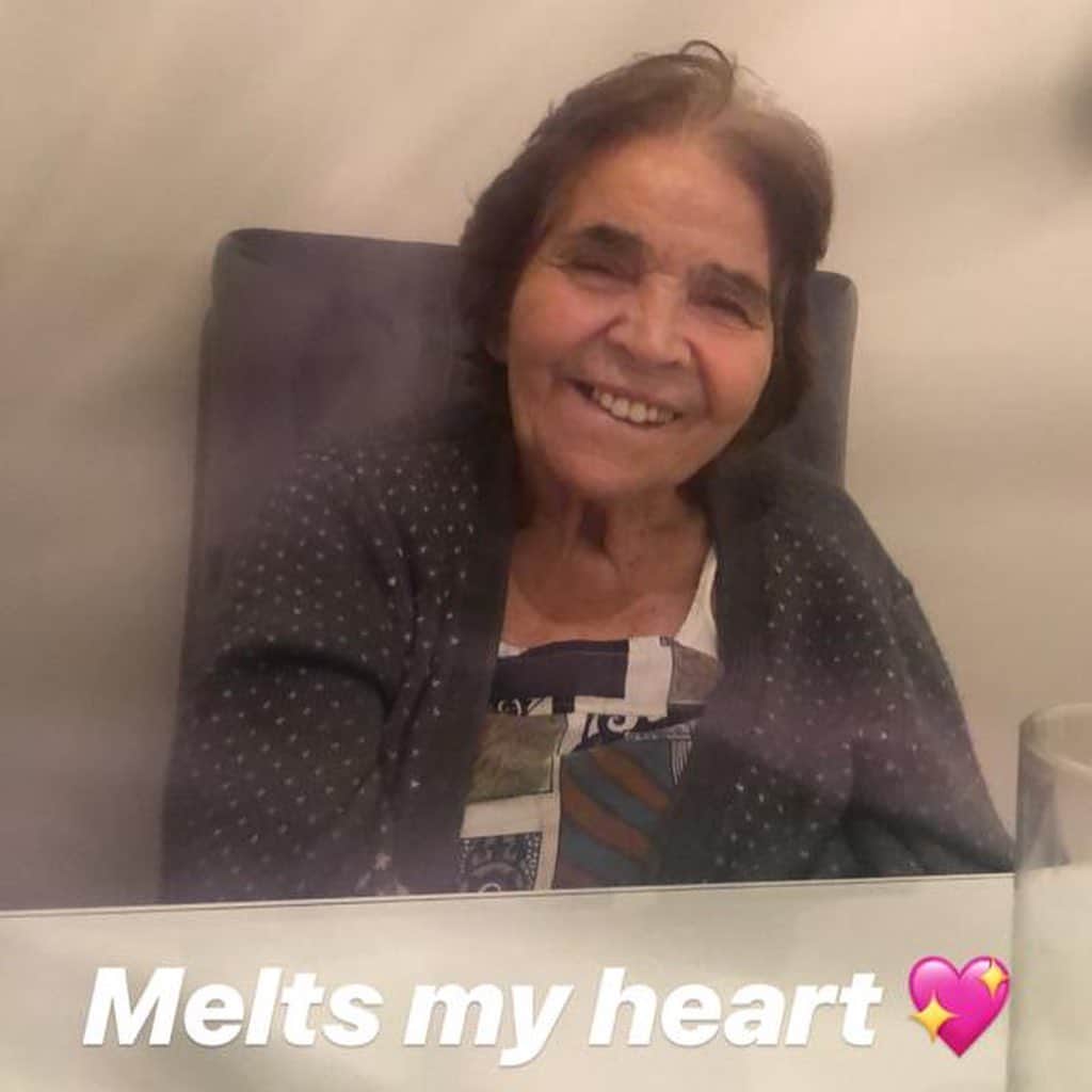 ジョージア・コウソウロウのインスタグラム：「My beautiful yai yai I miss you so much !!!! My yai yai is in a home & it’s honestly so sad we can’t see her right now, spesh as she has dementia so doesn’t understand why we haven’t visited 😪 im just telling myself it will be over soon 🙏BUT some good news is that  @dementia_uk are launching there new campaign #TimeForaCuppa & I’m so proud to be supporting & getting involved ! #TimeForaCuppa is a virtual tea party which will help raise vital funds for dementia specialist nurses , so although I can’t see my yai yai right now I’m just happy I am helping ❤️ Find out how you can get involved at www.dementiauk.org/timeforacuppa  More information on my stories 🙏❤️ please get involved with me & have a cuppa. ❤️」