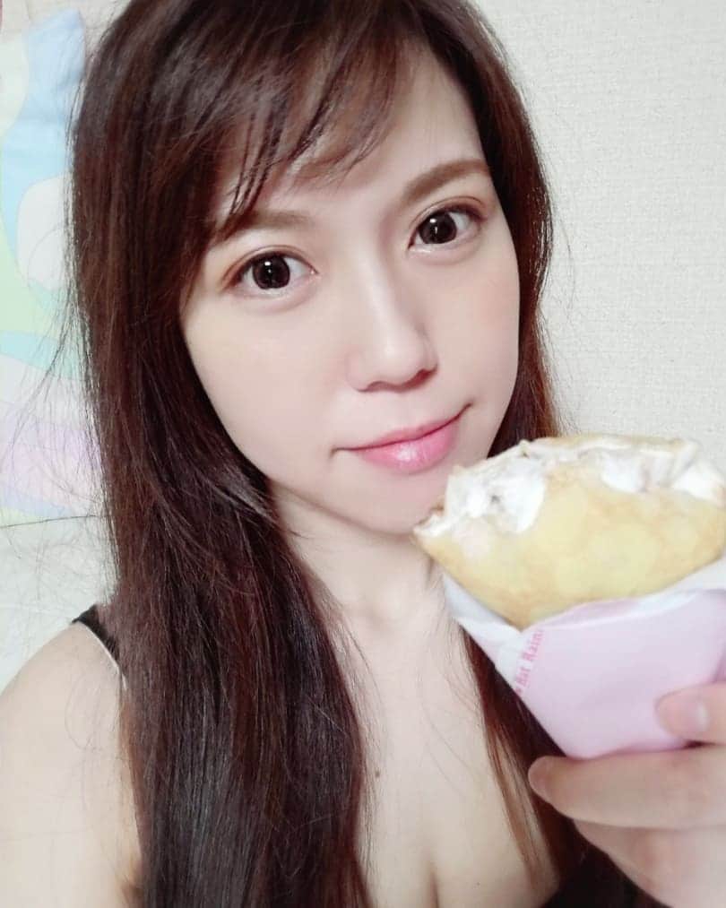 のインスタグラム：「🍨🍓🛁🍦🏠 · 🚿髪の毛半乾きのまま我慢できずクレープ🍰😋かじったあとでゴメン📷 · · 昼でも夜でもない時間のお風呂🛁やデザートタイムは格別🍨☕#黄昏時 #夕暮れ時 🌆· · · 時間がゆっくり流れるような..🌆🌍🏠そんな #お家時間 でした🍋おやすみなさい🍋 · · · · #瀬戸マドカ #髪の毛ボサボサ #贅沢な時間 #クレープ #デザート #デザートタイム #カタワレ時 #夕暮れ #ロマンチック #おうちで過ごそう #リラックス #relaxtime #relax #afternoontea #twilight #stayhome #romantichomes #desert #japanesegirl #room」