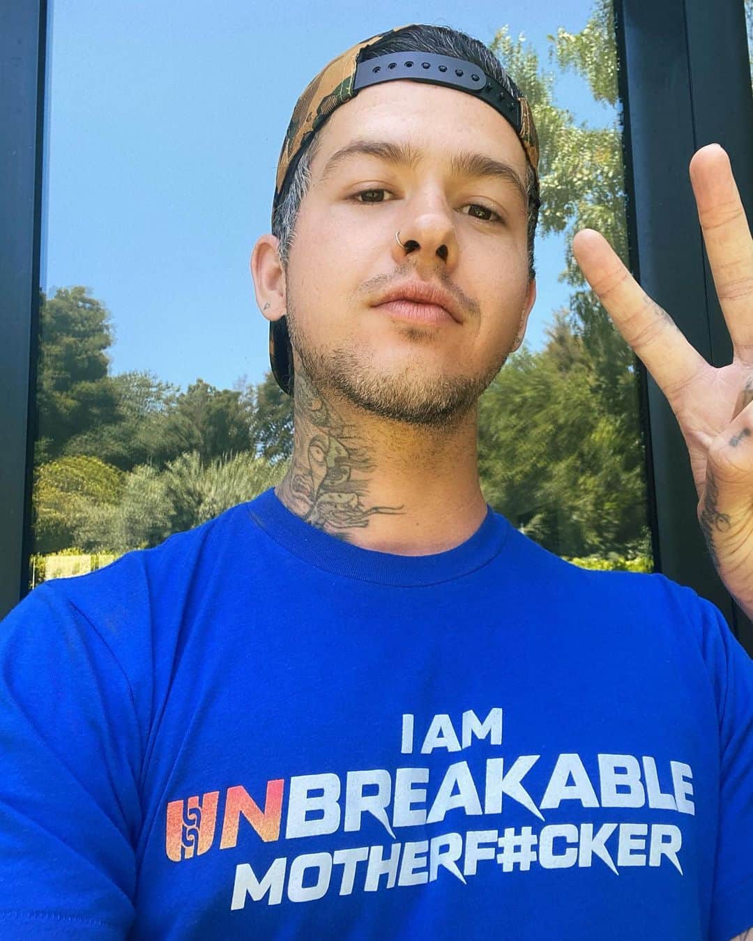 T・ミルズのインスタグラム：「my shirt says it all」