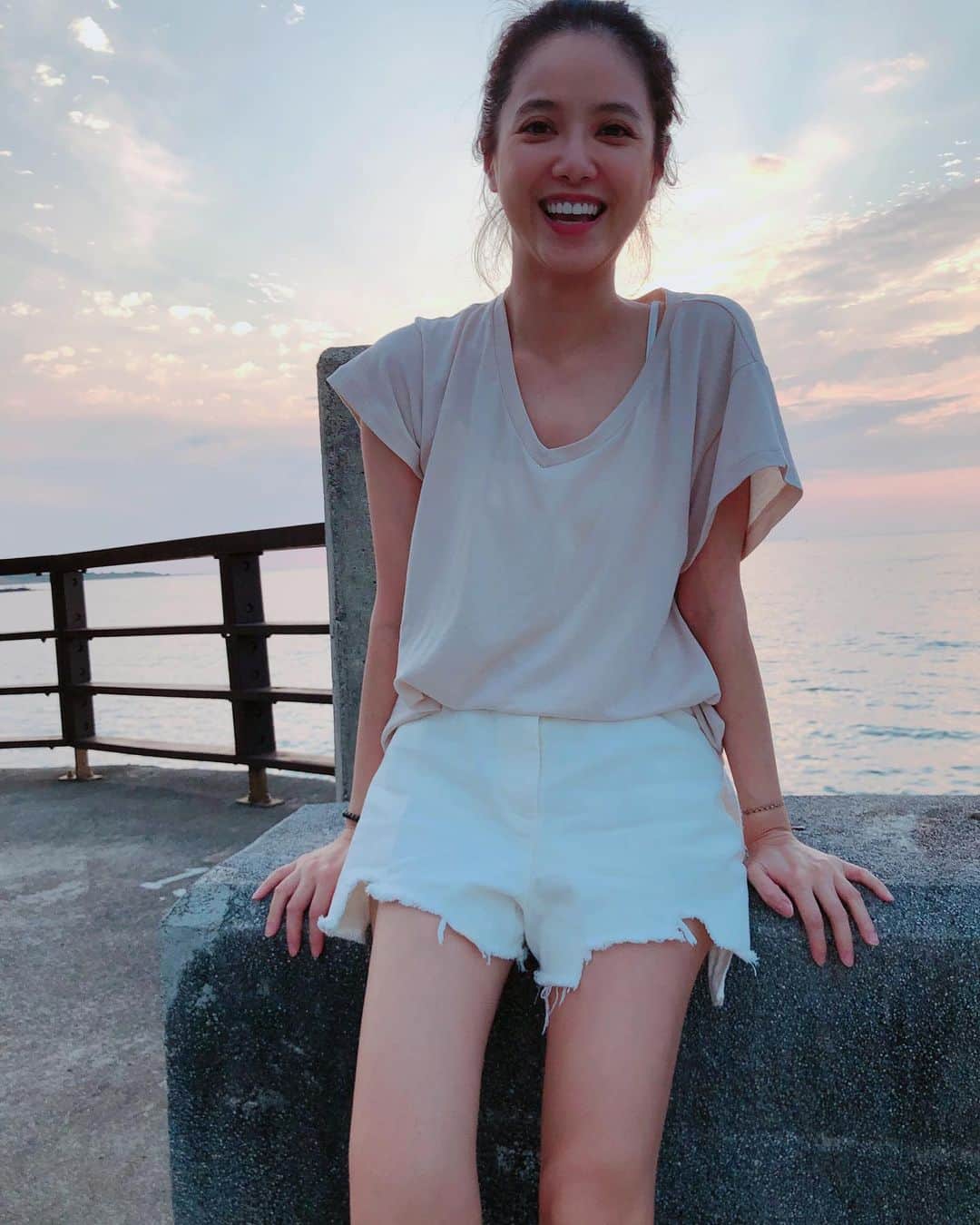 Miaのインスタグラム：「女鵝視角❤️❤️❤️ 刪掉失敗的卡頭卡尾照成功率還有1/6！算很高了⭐️ #ilovemydaughters  #sunset  上衣 @lovexmartini」