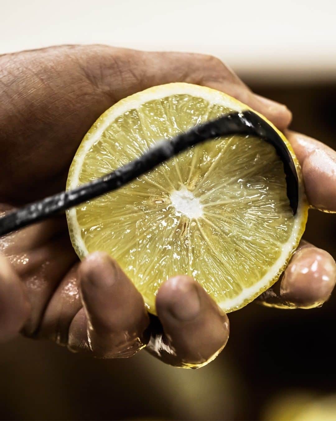 クリスチャンディオールさんのインスタグラム写真 - (クリスチャンディオールInstagram)「THE QUEST FOR ESSENCES - BERGAMOT “Bergamot is a hybrid between bitter orange and lemon. Its skin contains the biting, peppery #essence that is used in perfumery." - François Demachy, Dior Perfumer-Creator. • @diorparfums #DiorStandsWithYou #StaySafe #DiorParfums」5月5日 1時30分 - dior