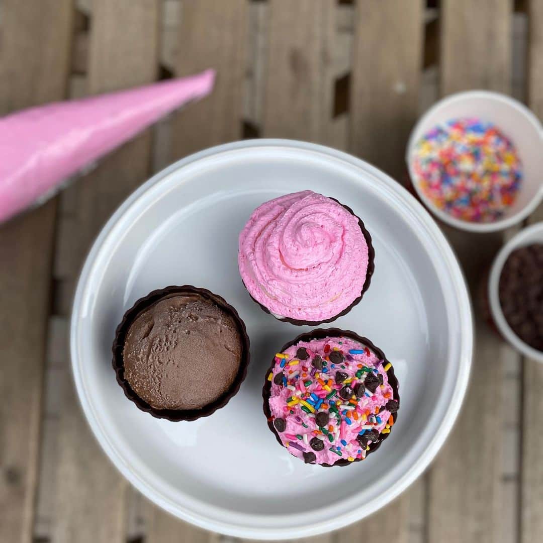 コールド・ストーン・クリーマリーのインスタグラム：「A fun activity the whole family can enjoy doing together! Introducing our NEW DIY Cupcake Kits! Each kit includes a 6-pack of ice cream cupcakes, a choice of frosting, and a choice of two toppings!」