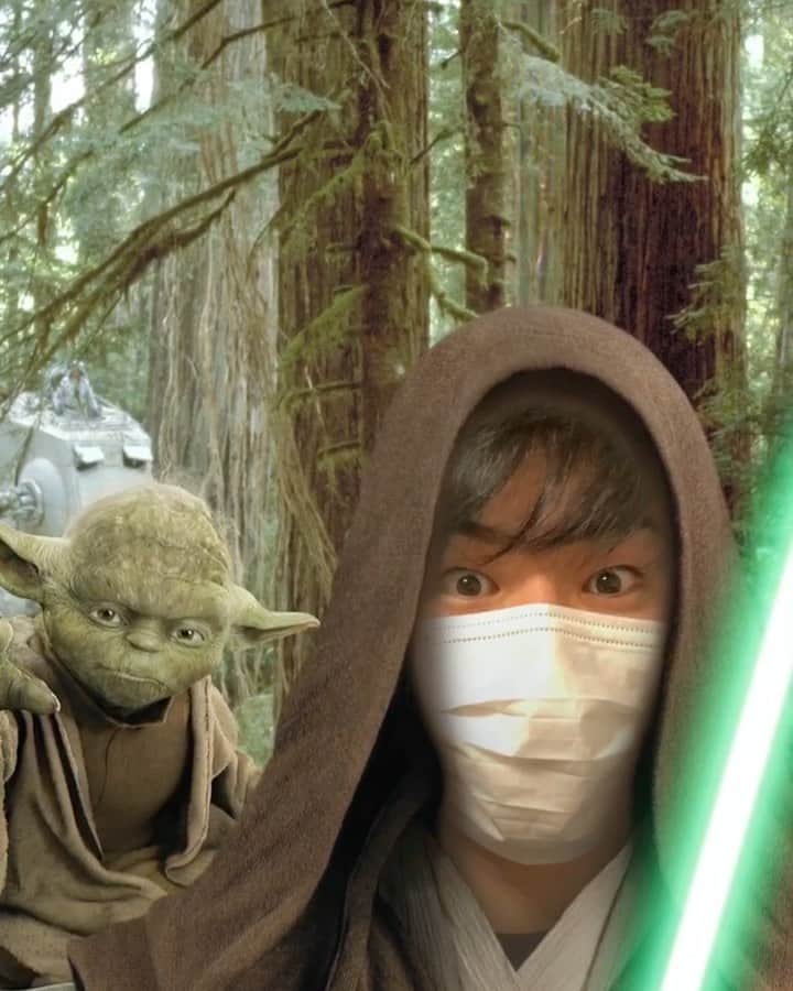 福田太郎のインスタグラム：「ホームと共にあらんことを🏠 ５月４日、スターウォーズの日も マスターの教えに従い、おうちで過ごしました😷⚾️ #フォースと共にあらんことを。 #Maytheforcebewithyou. ⠀ #スターウォーズの日 #starwarsday アプリのDXカメラ無料開放で、写真撮り放題🐸🤳 →#ジェダイマスター #ヨーダ #ものまね #激似 （自称） #パダワン 見習い #福田太郎 #HTB #アナウンサー #スターウォーズ #ダースベイダー #yoda #babyyoda  x #ファイターズ #lovefighters  #おうち時間 #ステイホーム #これが私のstayhome  #starwars #maythe4thbewithyou #stayhome #マンダロリアン #クローンウォーズ 日本版続編待ち」