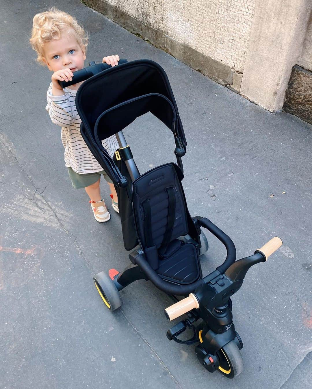 キアラ・フェラーニさんのインスタグラム写真 - (キアラ・フェラーニInstagram)「Leo’s first time out in over two months and he was so excited ❤️」5月5日 2時01分 - chiaraferragni