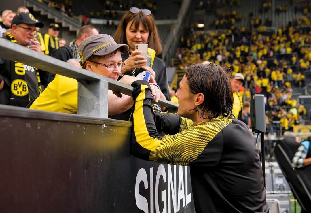 ニコ・シュルツのインスタグラム：「Looking forward to being back with our fans again! 🐝 #BVB」