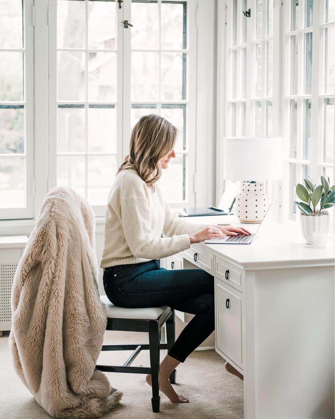 Anna Jane Wisniewskiのインスタグラム：「Alright, roll call: where are you from and based on your state’s guidelines are you still doing a form of social distancing? Here in Chicago, we’ve been home since mid-March and it’s not letting up anytime this month. I honestly can’t even imagine is going to be and it scares me a little. I so badly want things to go back to “normal” but know they won’t. ⁣ ⁣ Once the lockdown started, I stopped seeing my therapist (obviously) but was also avoiding the Telehealth appointments because I was a bit in denial about how this whole situation would pan out. I finally have one today and like every appointment, I’m sort of dreading it (I dread it because it’s hard talking about the tough stuff) but know I will feel so much better afterwards, like I always do.  I am no expert on mental health and am a newer patient, but the last couple months have been so crazy that it’ll be good to have this outlet. ⁣ Some days I feel like I’m in a good groove, the next day I read an article that talks about how the next couple years will be “different” and it gets me down. ⁣  Honestly letting this out to you guys felt really therapeutic. Hope you’re all doing ok, too! ⁣」