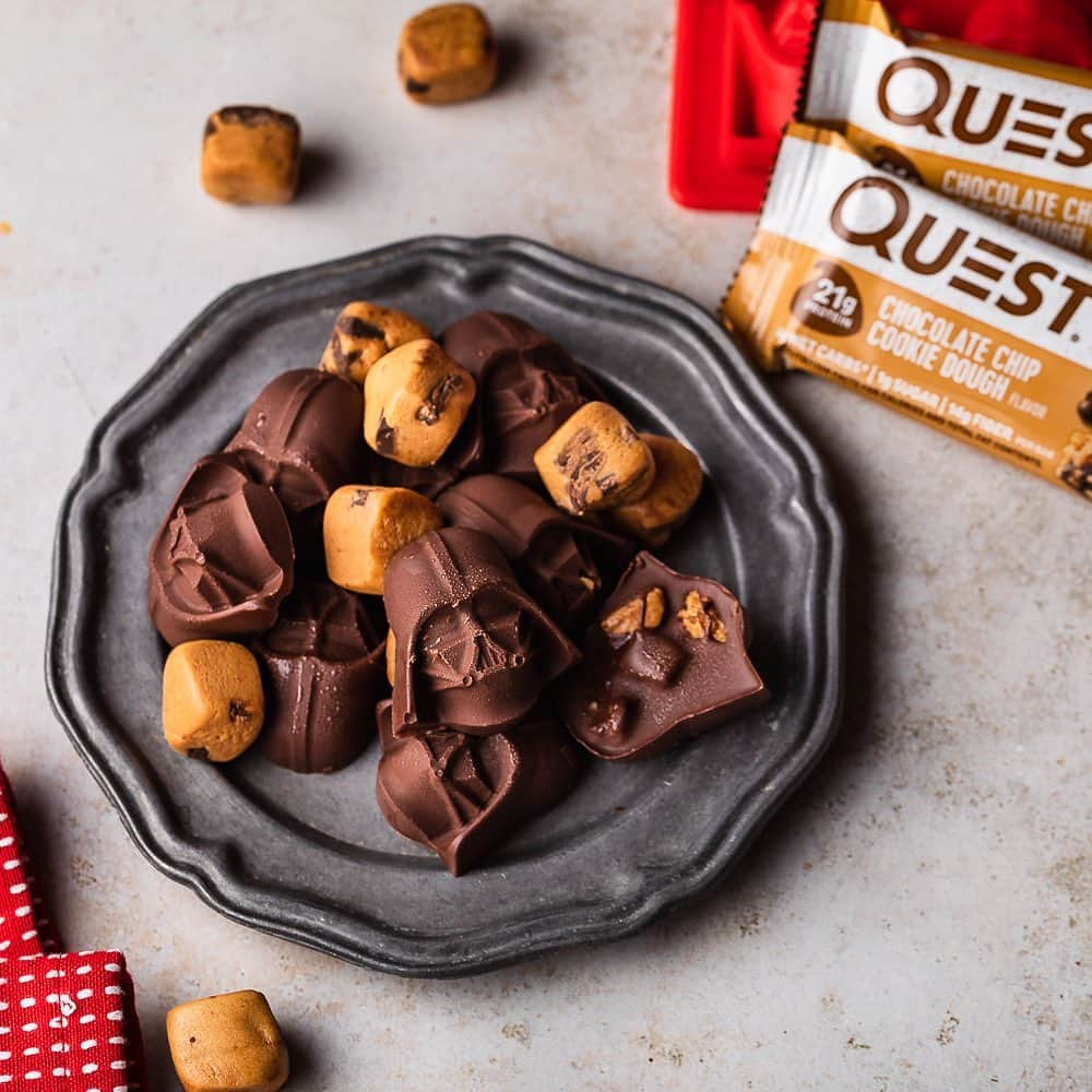 questnutritionさんのインスタグラム写真 - (questnutritionInstagram)「Darth Vader Truffles. May the Quest Be With You. 🌌 ✨ • 👉 GET FULL RECIPE ➡️ LINK (tap.bio) IN BIO (swipe left from 1st card to 2nd card) 👈 • Per serving: 3g protein, 10g carb, 5g fat. (6g net carbs) #OnaQuest #MayThe4thBeWithYou」5月5日 2時18分 - questnutrition