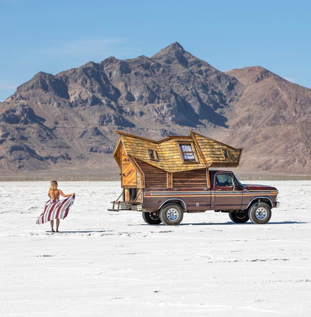 サラ・ジーン・アンダーウッドさんのインスタグラム写真 - (サラ・ジーン・アンダーウッドInstagram)「Swipe for truck cabin adventures ☺️ . Truck cabin by @jacobwitzling and me 💁🏼‍♀️ . #vanlife #homeiswhereyouparkit #diy #truckcamper #beautifuldestinations #tinyhouse #tinyhousemovement」5月5日 2時27分 - saraunderwood