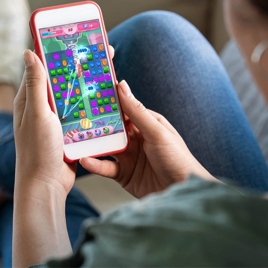 Candy Crushさんのインスタグラム写真 - (Candy CrushInstagram)「Do you wake up with Candy Crush or go to sleep Crushing?  We want to know your Candy Crush #AtHome routines!」5月5日 2時42分 - candycrushsaga