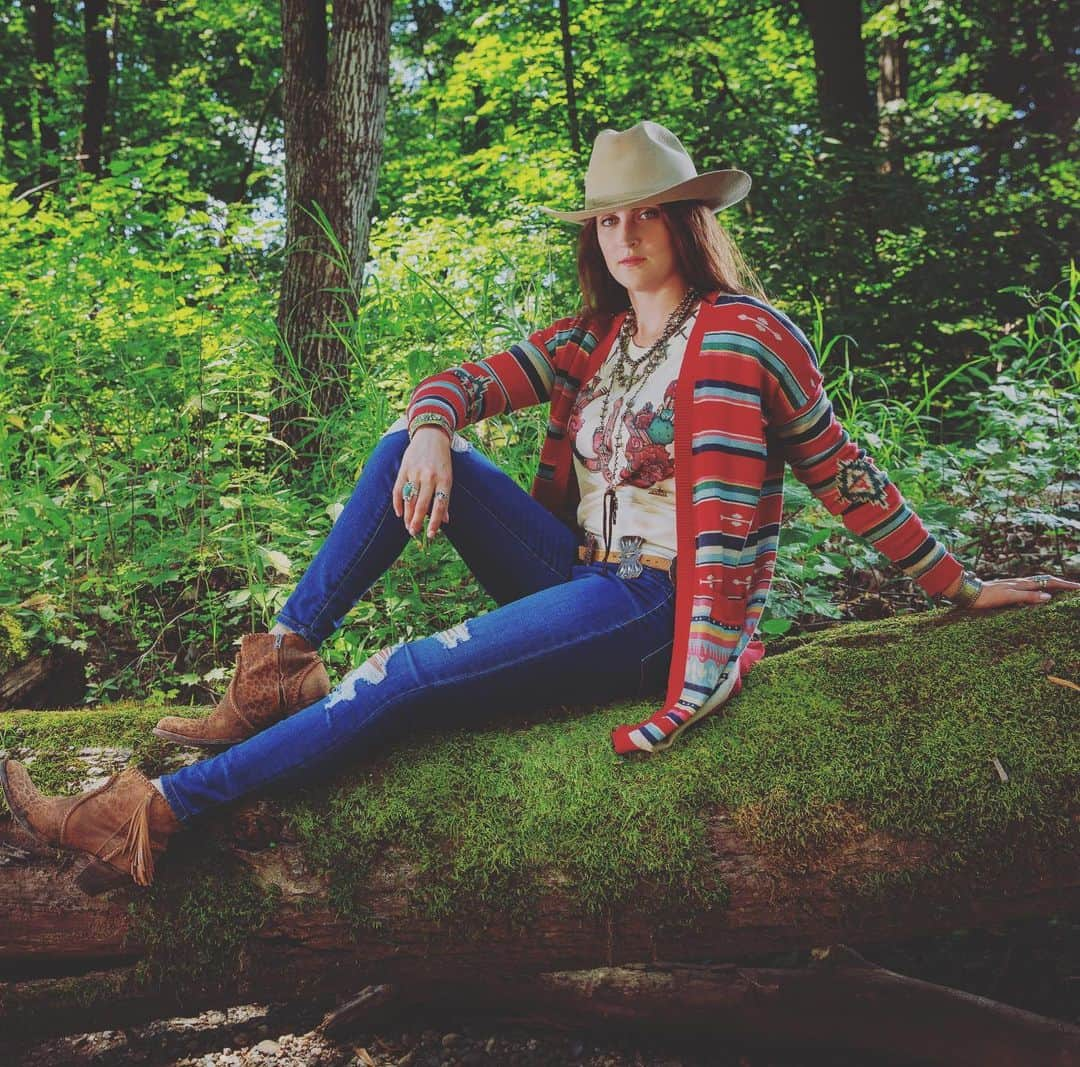 ターシャポリッツィのインスタグラム：「A little serape to brighten your Monday ☀️ The Calico Cardigan is the perfect lightweight sweater for Spring. #tashapolizzi #serape #spring」