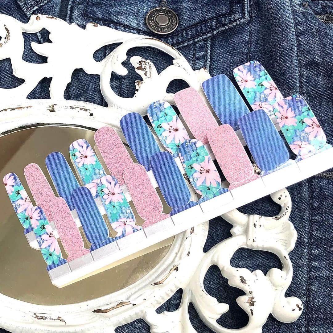 Jamberryさんのインスタグラム写真 - (JamberryInstagram)「// LACQUER STRIP// April showers brought May flowers 🌸 Get this look in three easy steps: + Peel + Stick + Go  Featured: #denimdaysjn . . #jamberry #jamberrynails #jamberrylacquerstrips #springnails #springnailart」5月5日 2時52分 - jamberry