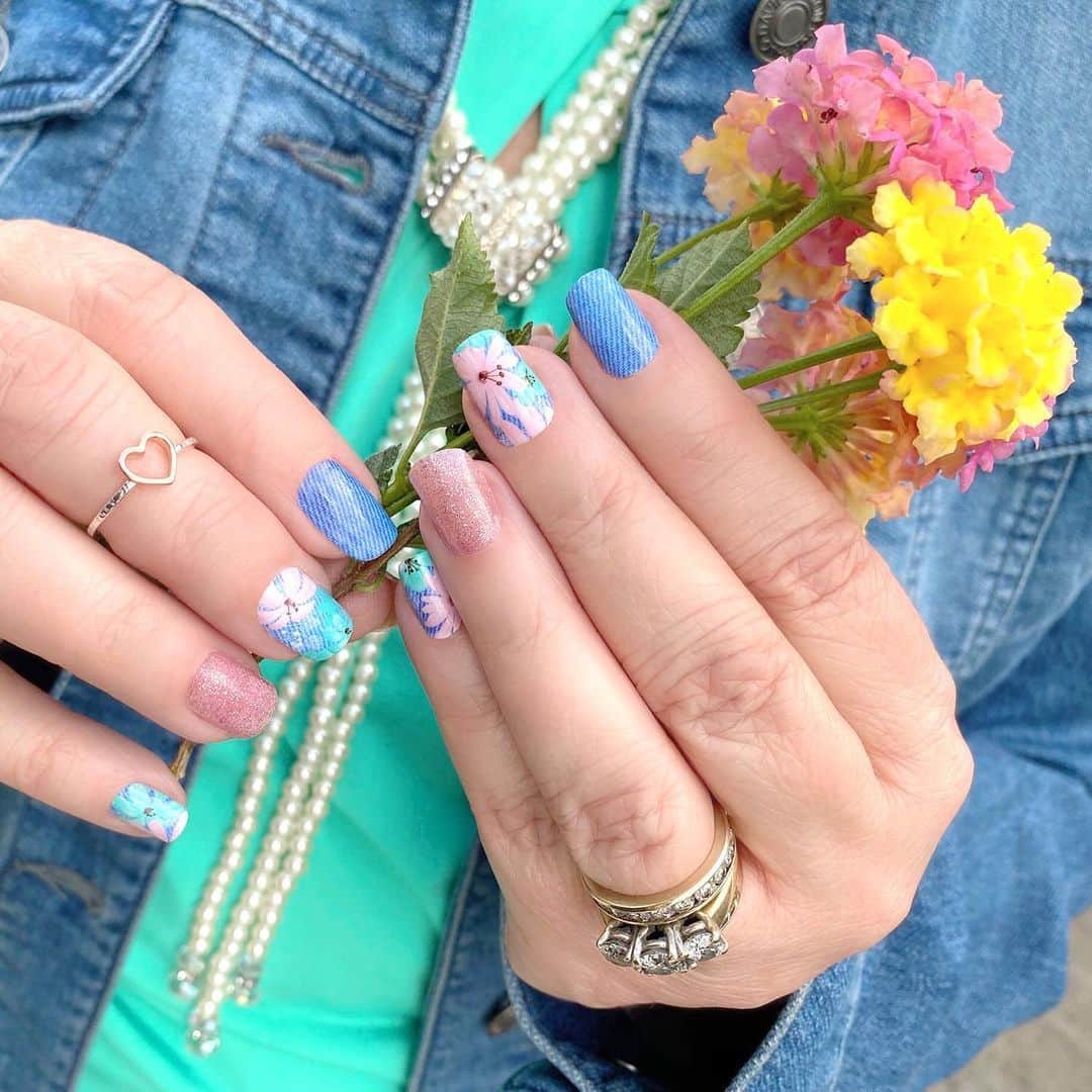 Jamberryのインスタグラム：「// LACQUER STRIP// April showers brought May flowers 🌸 Get this look in three easy steps: + Peel + Stick + Go  Featured: #denimdaysjn . . #jamberry #jamberrynails #jamberrylacquerstrips #springnails #springnailart」