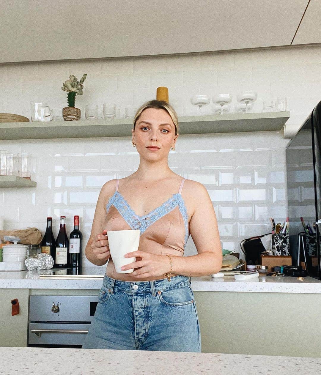Estée Lalondeのインスタグラム：「Locked down 💥 ———————— Photo taken for @doralarsenlingerie who kindly gifted me this lil number 😇  More coming soon... #ELhome #ELwears」