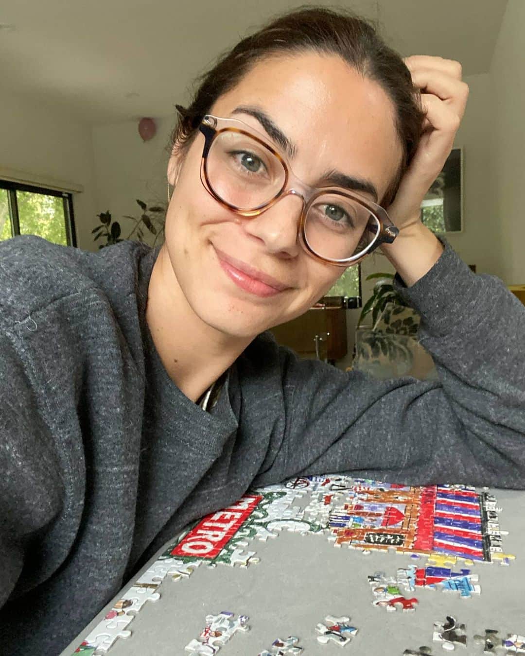 ロレンザ・イゾのインスタグラム：「My “Corona Chronicles” for @variety is out today! I talk all things swiffer, puzzles, @nbcsvu and @bennydrama7 amongst other things. Hope you like! Link in my bio」