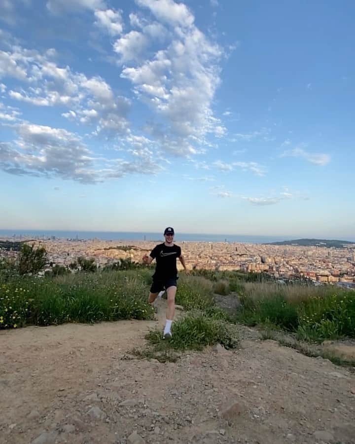 フレンキー・デ・ヨングのインスタグラム：「Back in Barcelona 🤸🏼‍♂️」