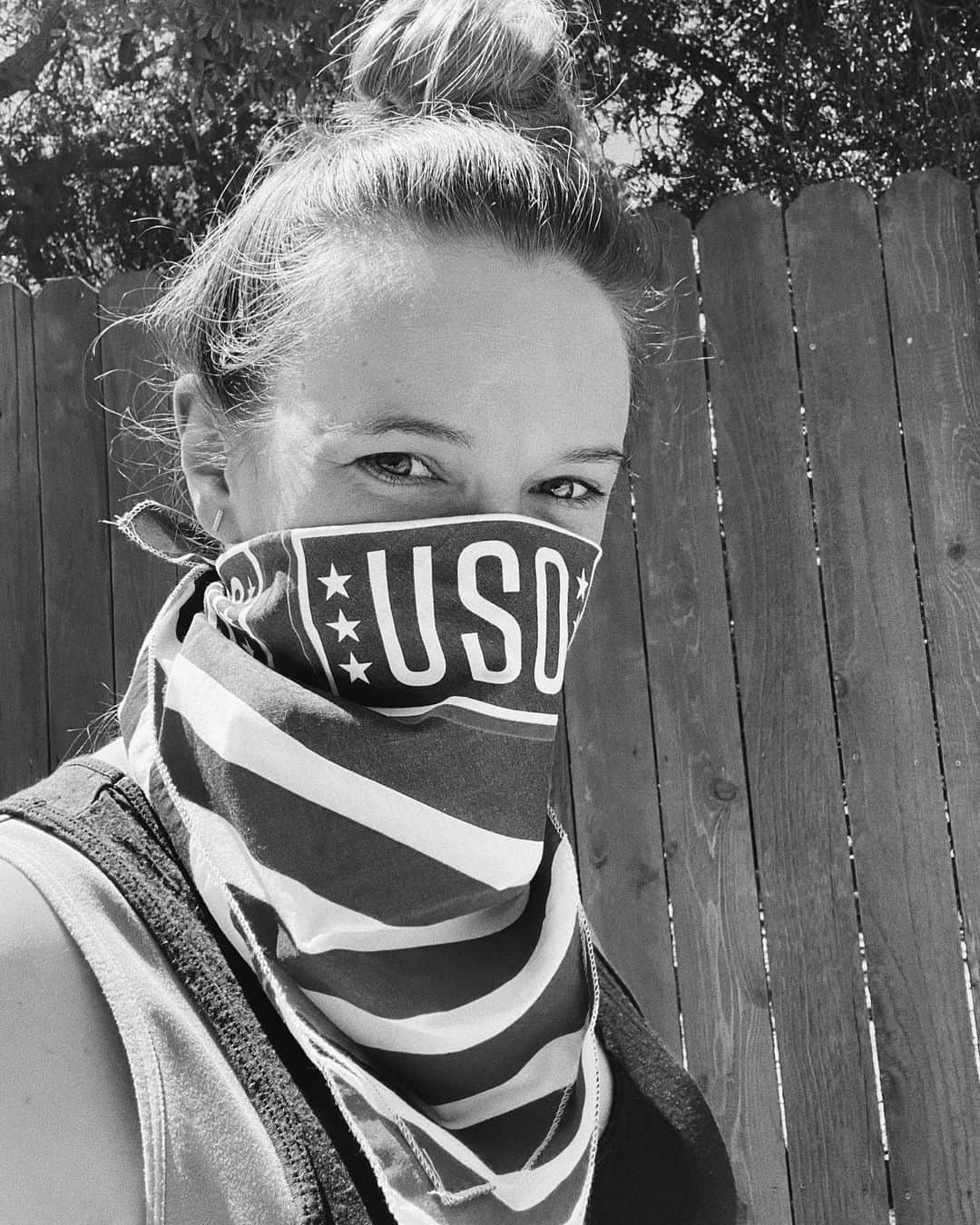 ダニエル・パナベイカーのインスタグラム：「I’m smiling underneath! #StaySafe」