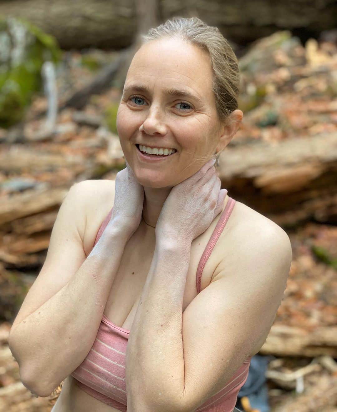 ベス・ロッデンのインスタグラム：「"In my late twenties, after a decade of pushing the limits of climbing, my body started to break down. Tendons, ligaments, bones—they all started to collapse after 15 years of deprivation." I worked on an article for @outsidemagazine about my decades-long struggle with my body and climbing. When I was writing it, I realized that there were so many small influences that added up to a big problem. Things that were said to me as a teenager were the same things said to me throughout my career, just with different tones and backdrops. It's endemic in our community.  For the longest time, I feared that talking about body image issues was taboo or seen as a "problem." That I might be seen as damaged goods or jeopardize my career. At times it's been nerve wracking to open up about things, but for the most part it's been liberating. It's my hope that the more we talk about it, the more compassion we can have for our bodies, setting a healthy, strong example for future generations. Link in bio if you'd like to take a look.  @outdoorresearch @metoliusclimbing @touchstoneclimbing @bluewaterropes @ospreypacks @skinourishment @clifbar @lasportivana #orambassador」