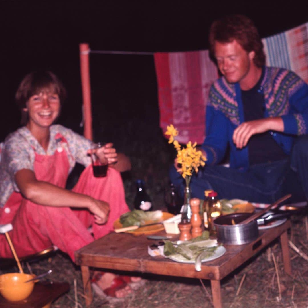 ボニー・ライトのインスタグラム：「happy birthday mum and dad!! yes they share a birthday 🥰 and they got married 43 years ago today. thank you for loving each other the way you do. i love you both so much. happy birthday 🎈ps your italian campsite set up is my dream 🌼」