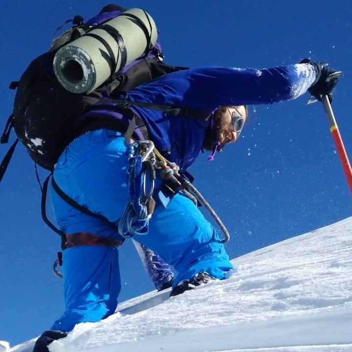 ジェイク・ジレンホールのインスタグラム：「Me trying to find @tomholland2013 snowboarding.」