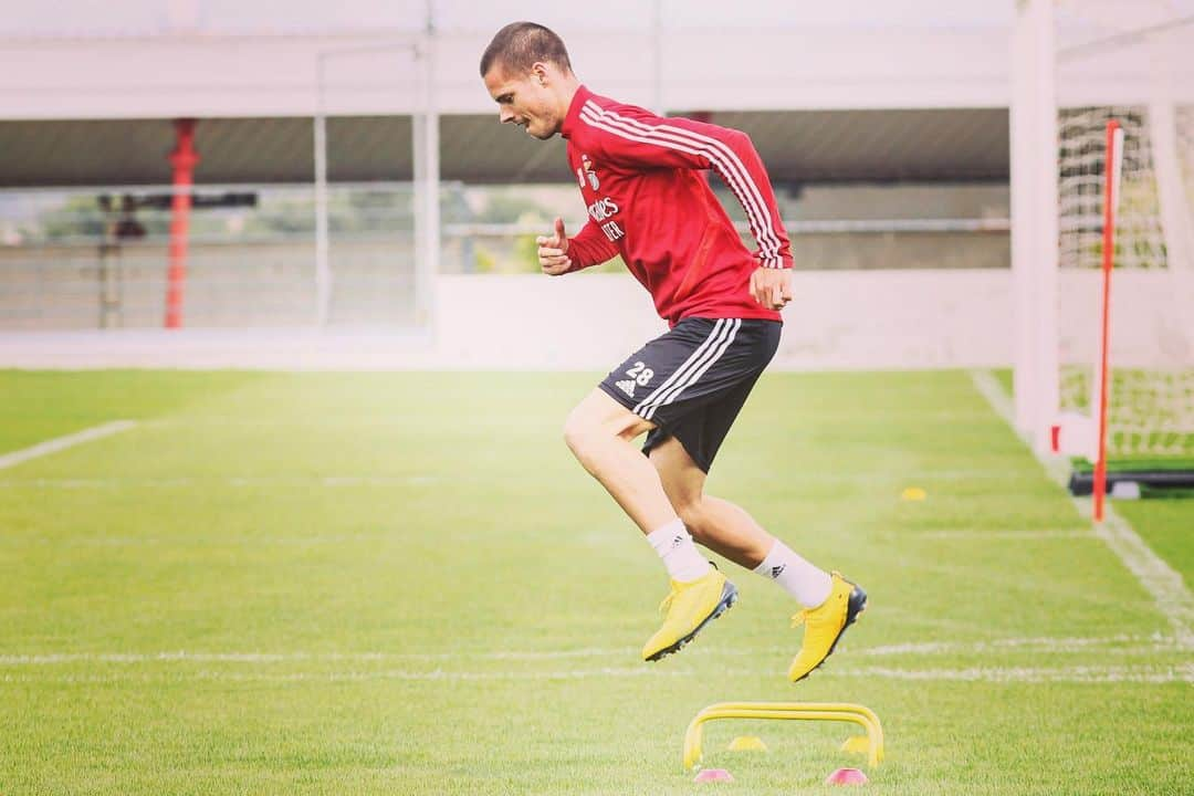 ユリアン・ヴァイグルさんのインスタグラム写真 - (ユリアン・ヴァイグルInstagram)「🚧 🏃🏽 ✅ ⚽️」5月5日 4時09分 - juweigl