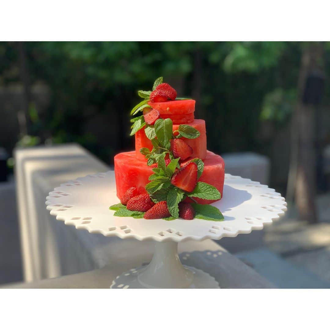 エリン フェザーストンのインスタグラム：「My baby boy is 1 year old today! Pinterest really made this watermelon cake look a lot easier to make than it was 🤣. But I plucked the mint fresh from our new edible garden!HBD to my little yoda baby (sharing his birthday with International Star Wars Day)❤️」
