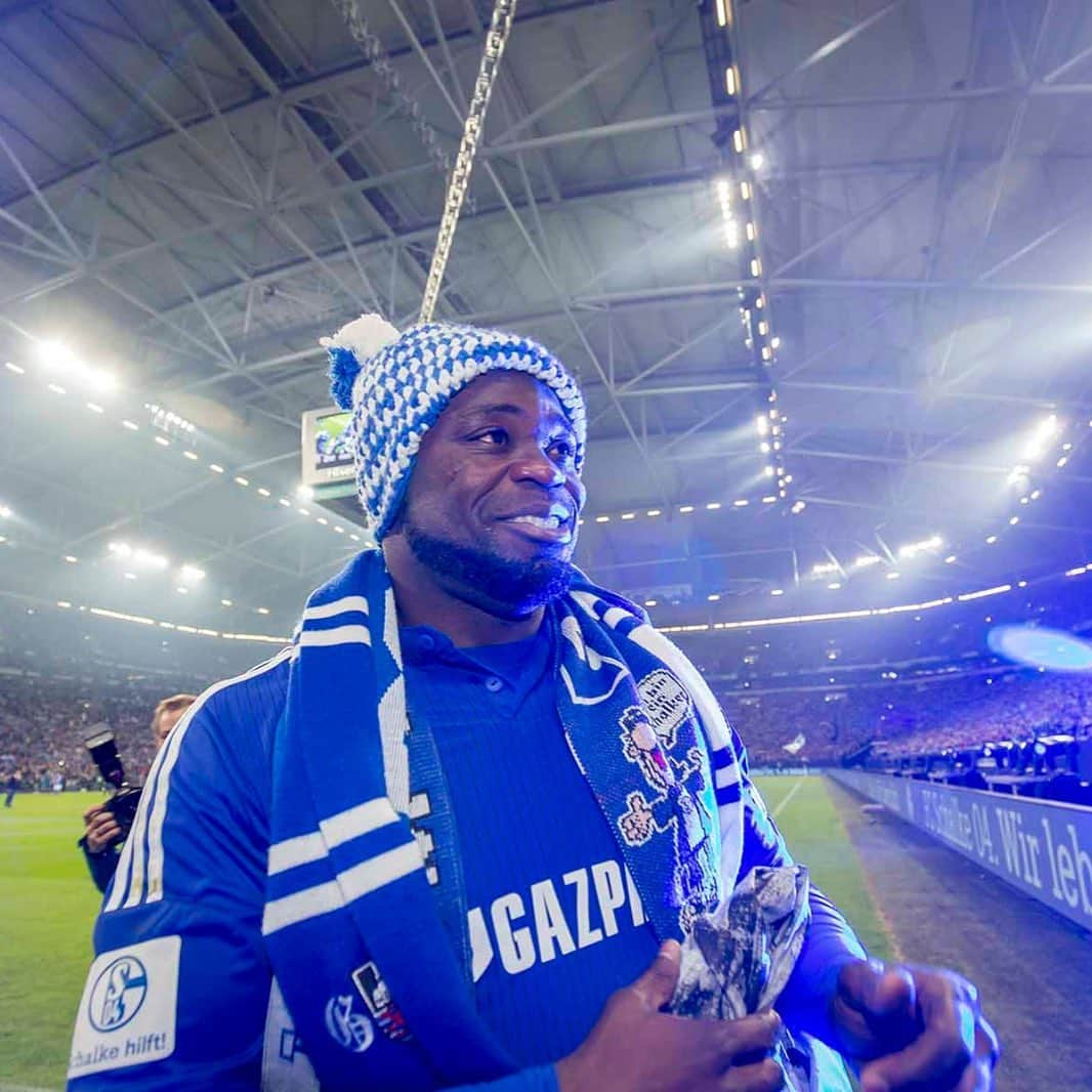 ゲーラルド・アサモアのインスタグラム：「HAPPY BIRTHDAY @s04! 💙🤍😁🙌🏿🙌🏿🙌🏿 #einlebenlang #nurders04」