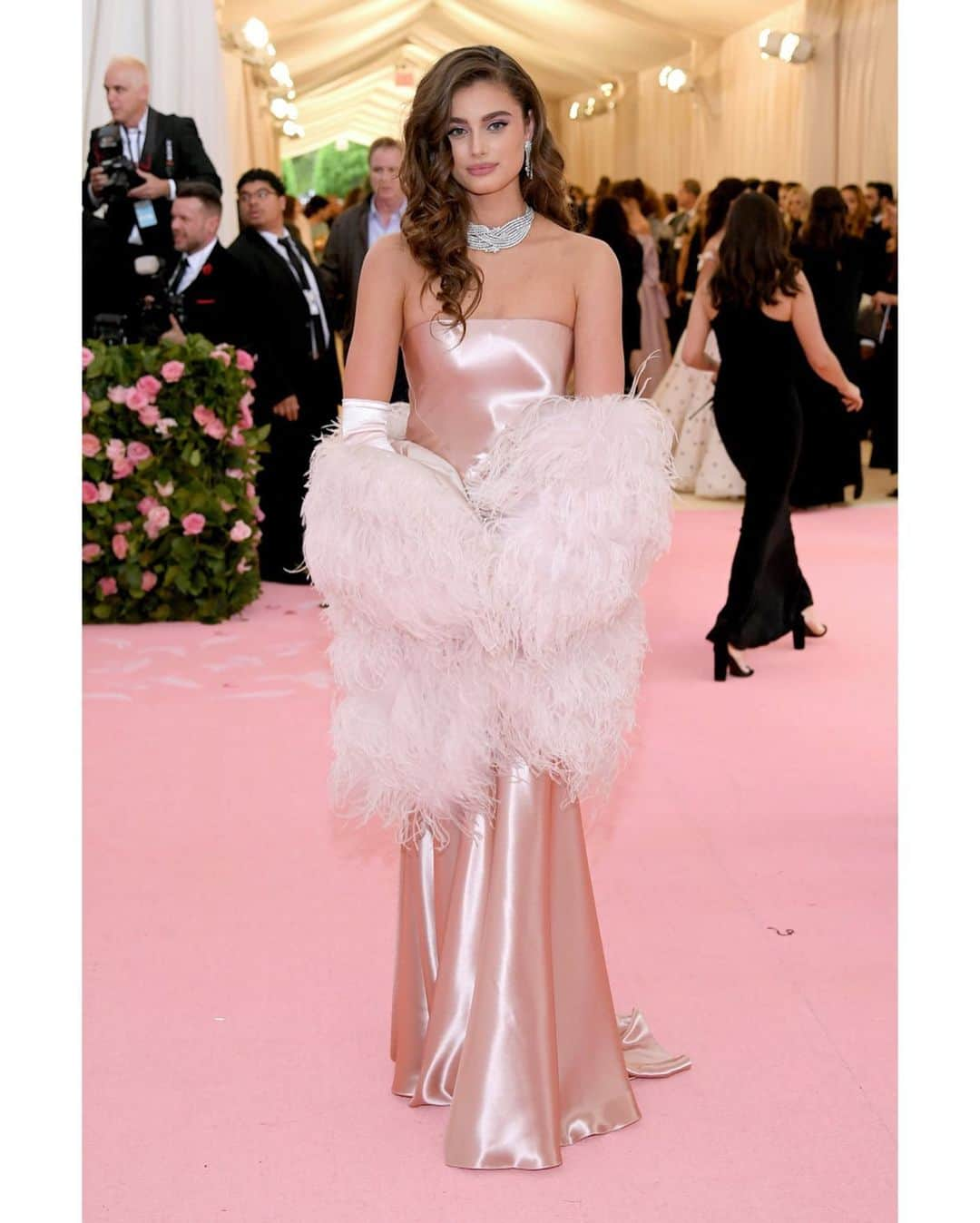 テイラー・ヒルさんのインスタグラム写真 - (テイラー・ヒルInstagram)「#Metmonday 💗 Today is the first Monday in May which would have been the Met Gala. Cannot wait to do this again 💗Throwing it back to ‘19, ‘18, ‘17, and ‘16. Which look is your fav?」5月5日 4時49分 - taylor_hill