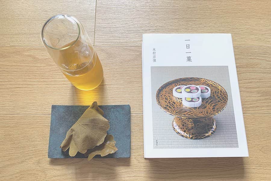 のインスタグラム：「膝をつきあわせ お茶を飲める日を夢見て 楽焼作家 @hirotsugu.ogawa さんからスタートした 「一盌からのピースフルネス Peacefulness through a Bowl of Tea バトン 」を @yukaribb から受取りました 🍡 明治四年創業の浅草 桃太郎 節句の今日は柏餅を鹿児島の野口悦士氏の器でいただきました 🍵 自宅でさっき焙じたほうじ茶を 深澤直人氏による台湾発のTG glass のカラフェに冷たくして 🌿 こども用にはJUNIOの葉の豆皿 🕊 お次は @yukari_miammiam  @chikage1212  器と食のお好きな女性お2人にパス お時間あればー  #Peace_thru_Tea #一日一菓 #浅草桃太郎 #野口悦士 #TGglass」