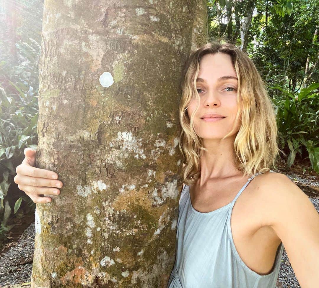 ヴァレンティナ・ゼリャヴァのインスタグラム：「Tree selfie 🌳😊 • • #islandlife #kohsamuiliving #nature」