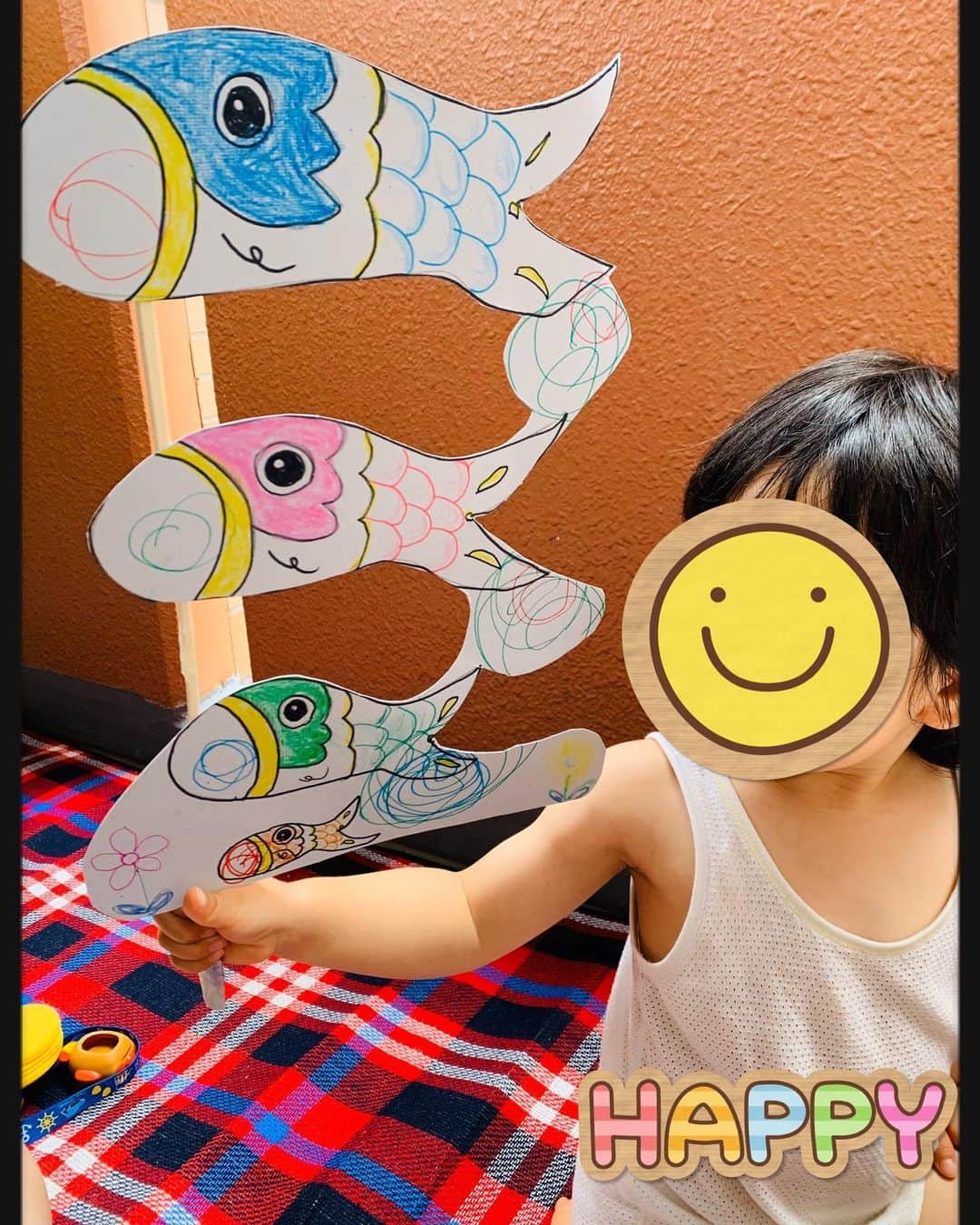 横山愛子さんのインスタグラム写真 - (横山愛子Instagram)「こどもの日(o^^o) 姉妹なので、特にイベントごとは考えてなかったけど…。 せっかくなのでこいのぼり🎏作りました😄 イメージと出来上がりは、全然違ったけど💦  長女が色塗りやお絵かきで、こいのぼりがドーナツ🍩を食べているという、独特な世界観に╰(*´︶`*)╯♡ 子供達はとても嬉しそうだったので、作って良かった❣️❣️ 夜ご飯はチマキもどきの炊き込みご飯🍚  次女はスパウトデビュー(o^^o)お茶を上手に飲めました！ 長女があげるー！と言って飲ませてたけど、その角度絶対飲めませーん笑🤣🤣 #５月５日 #こどもの日 #こいのぼり製作 #スパウト」5月5日 15時44分 - aiaiko8