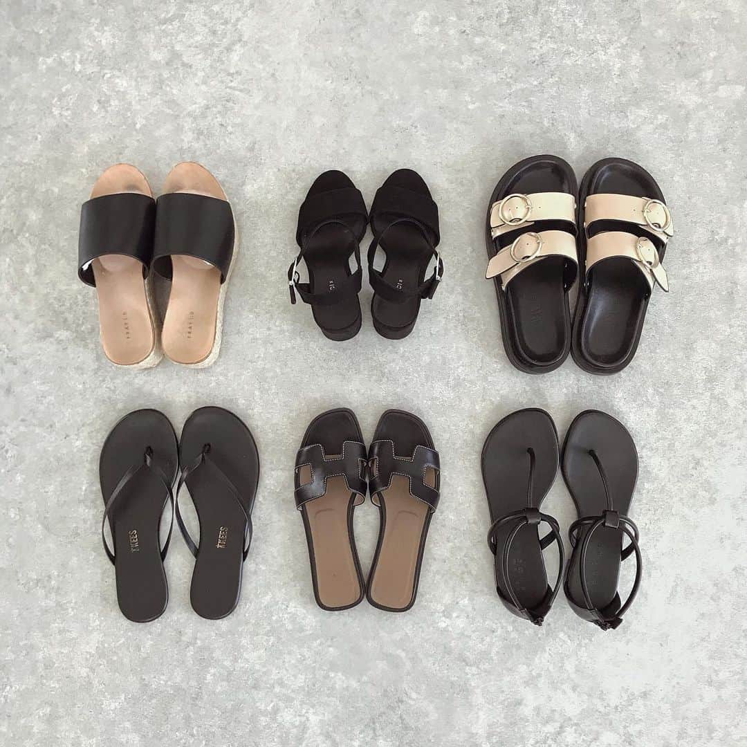 muua777さんのインスタグラム写真 - (muua777Instagram)「:﻿ お気に入り…👡♥﻿ ﻿ 少しサイズが大きいときは﻿ 工夫して履くことも！！﻿ ﻿ 今年はたくさん履いてあげれないけど﻿ 来年も大切に履きたいモノばかり☺️🤲﻿ ﻿ ﻿ ﻿ ﻿ #sandal﻿ #shoes﻿ #black﻿ #simple﻿ #myfavorite﻿ ﻿」5月5日 14時11分 - muua777