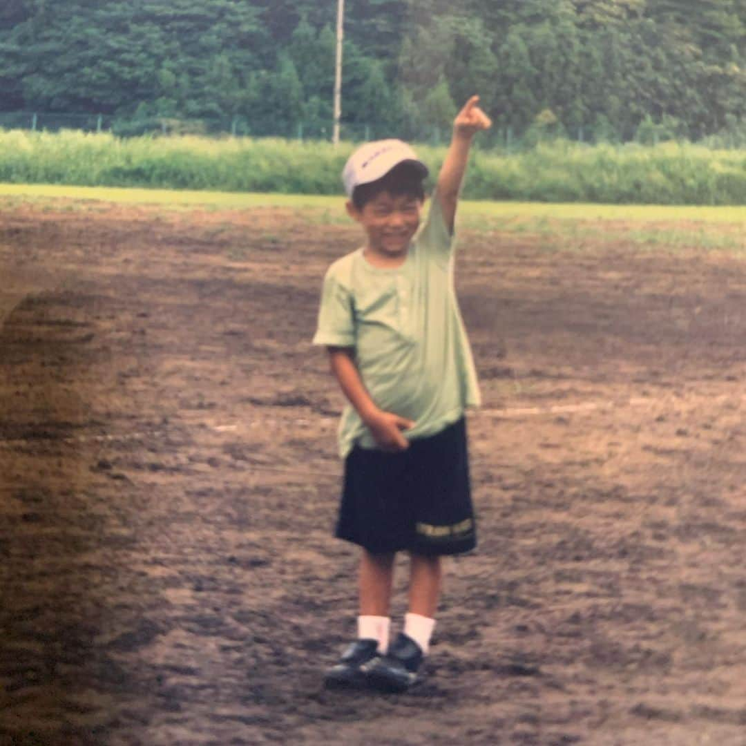 佐藤謙介さんのインスタグラム写真 - (佐藤謙介Instagram)「. 5月5日こどもの日ですね。 こどもの頃の写真みつけました。 まさかカズさんとチームメイトになれるとは… 我が家の息子も1歳になり、すくすく育ってくれています。 早く外に連れ出してあげたい。いろいろな経験をさせてあげたい。と思いますが、今は我慢して家でできることを楽しみましょう！  #こどもの日 #カズダンス #チームメイト #横浜fc #おうち時間 #soccerjunky #サッカージャンキー #息子 #1歳」5月5日 14時12分 - ks080119