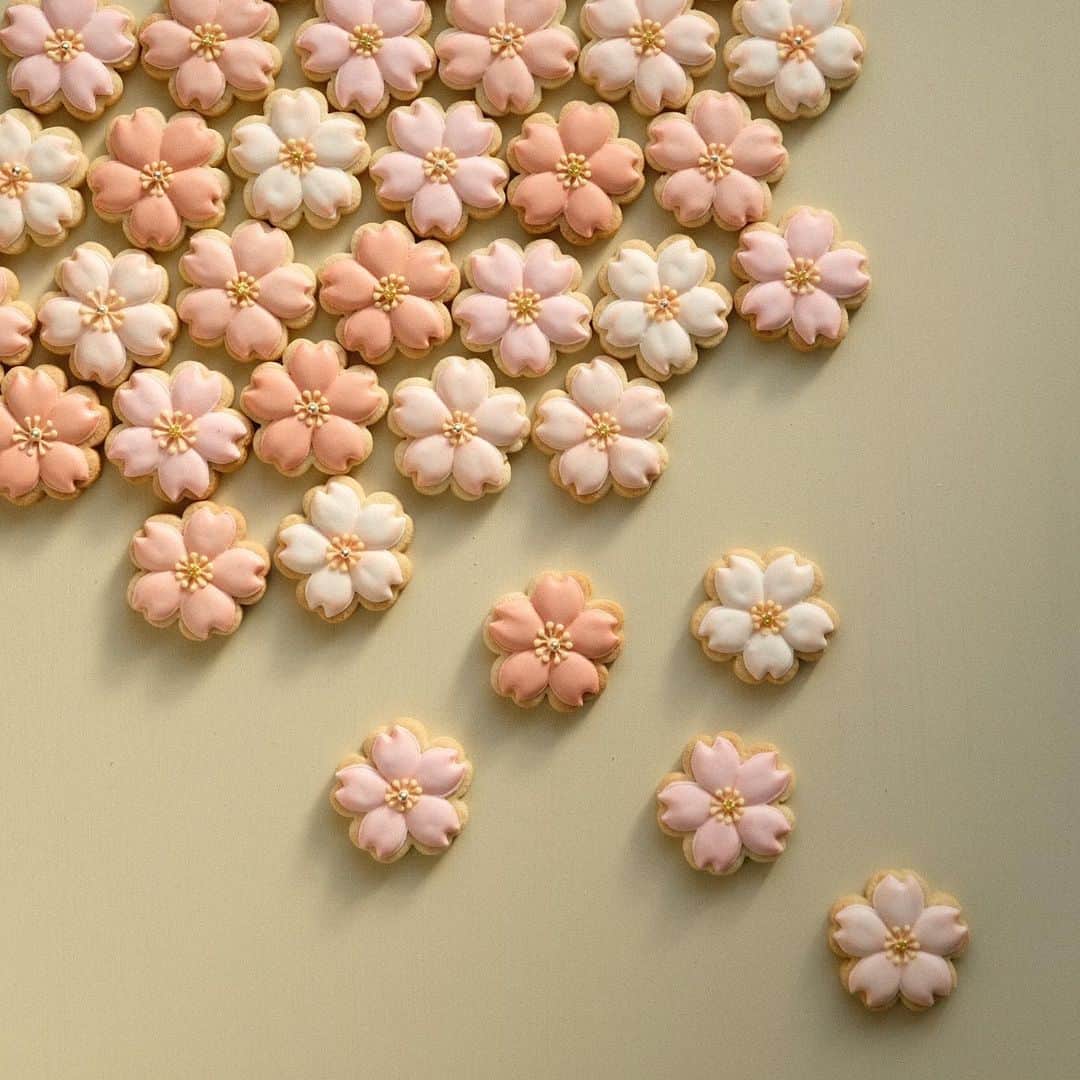 KUNIKAのインスタグラム：「Cherry blossom cookies 🌸🌸🌸﻿ ﻿ 来年こそは...!!!﻿ ﻿ ﻿ ﻿ ﻿ #artofkunika #sugarcookies #decoratedcookies #cookieart #decoratedsugarcookies #royalicing #royalicingcookies #cookiedecorating #customcookies #cookiesofinstagram #cookiedesign #cookieartist #instacookie #cherryblossom #cherryblossoms #cherryblossomviewing #sakura #ohanami  #アイシングクッキー #桜」