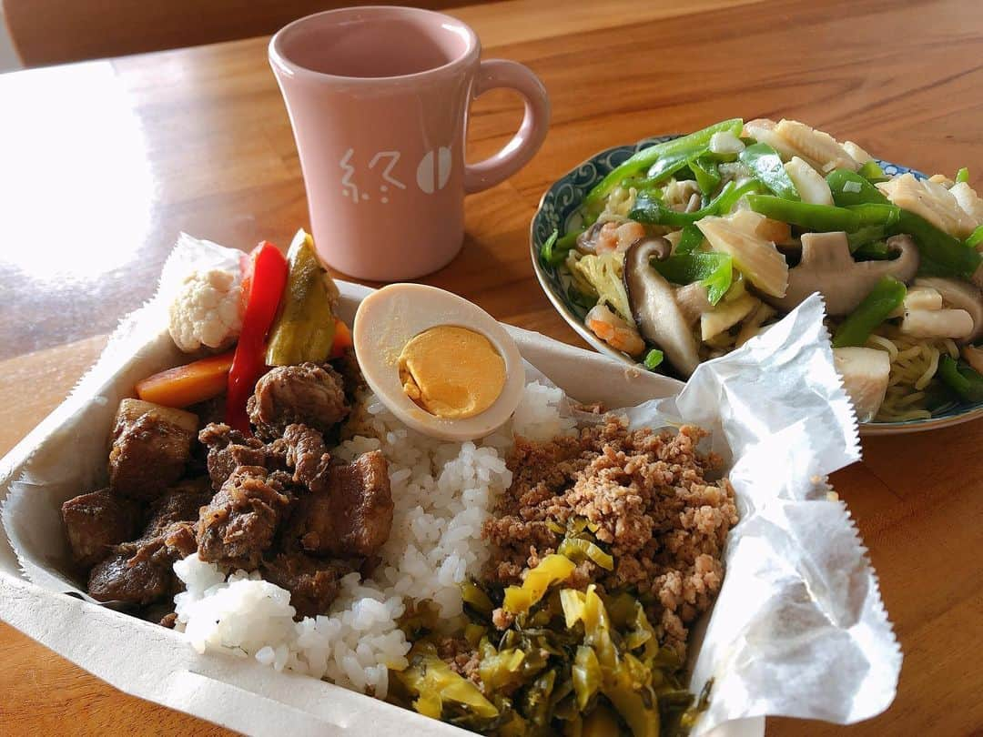 菅原沙樹さんのインスタグラム写真 - (菅原沙樹Instagram)「今日のランチは終日oneのテイクアウト😋 魯肉飯とバーソー飯の相がけ。 旦那さんお手製塩焼きそばを添えて。 #終日one」5月5日 14時14分 - saki313apo