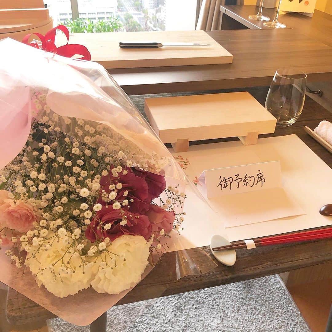 小原星のインスタグラム：「外食できない変わりに、おうちでお寿司屋さんを開いてくれました😘💕 . 想像以上のクオリティでびっくり😂🍣 魚のお札？とか、お店の看板も全部手作り😂 . お寿司だけかと思いきや、お造り、椀物、茶碗蒸し、デザートまで🤭🍓 お寿司もすだちとお塩で食べたり、大東寿司にしてくれたり…🍣 . わがままな要望にもしっかり聞いてくれて😂思い出に残るお誕生日なりました😌♡ . #今日の夜は手巻き寿司 #ガリまで手作り😂」