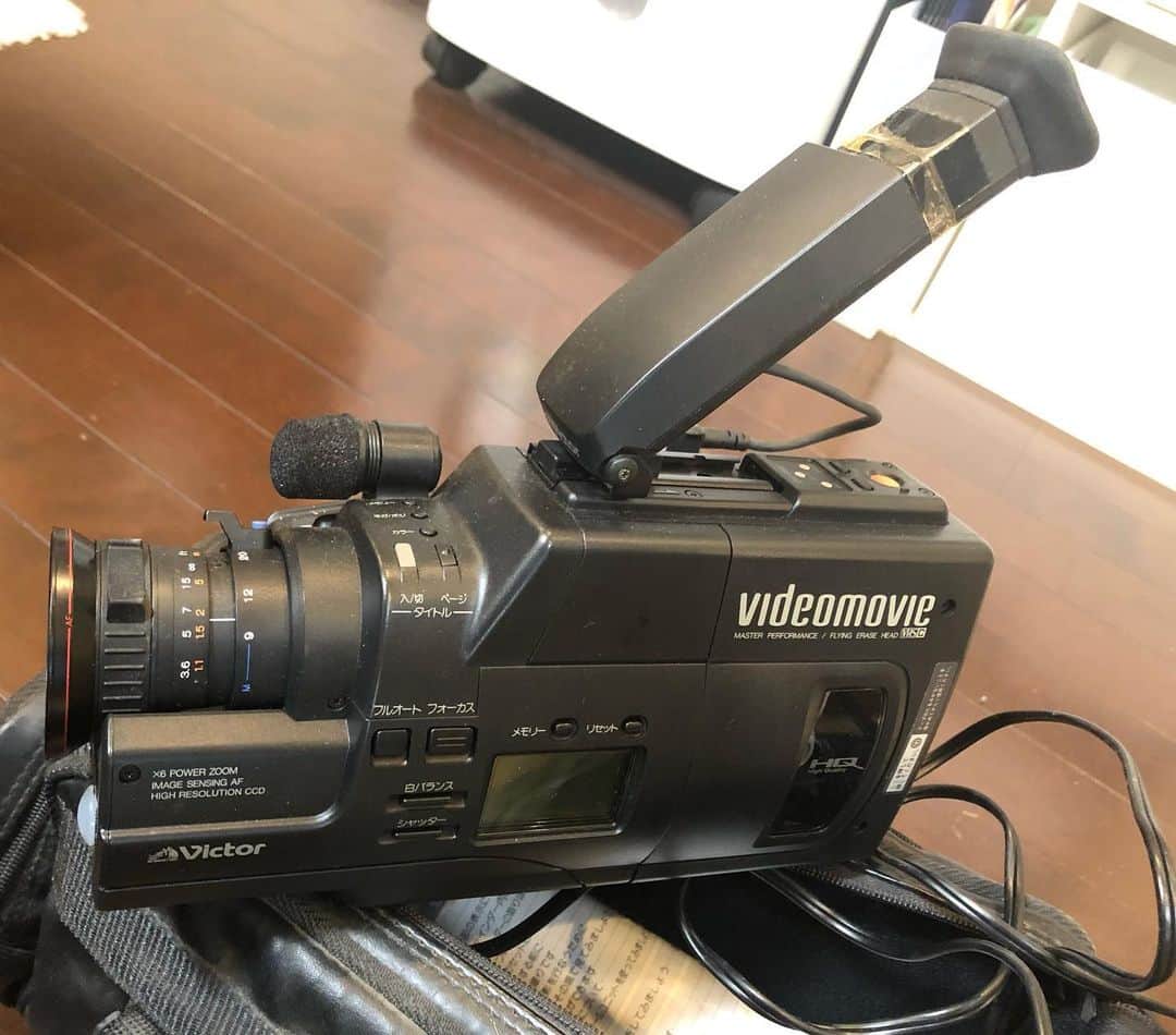 島津健太郎さんのインスタグラム写真 - (島津健太郎Instagram)「掃除してたら懐かしいの出てきた！ テープが1本入ってたけど、バッテリーイカれてて充電電源も入らず観れない… 何撮ってるのか観たいなぁ。  #gr60 #ビクター #victor #8ミリ #ビデオ #カメラ #video #camera #8mm #film #maxell #hgsblack30」5月5日 14時20分 - k_super_xtreme