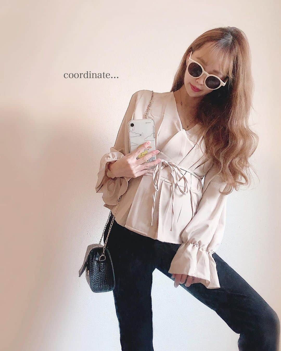 さっぴちゃんのインスタグラム：「... ⑅ 𝐶𝑜𝑜𝑟𝑑𝑖𝑛𝑎𝑡𝑒 ... ... .  ちょっとお買い物〜の時も、あかりのおやつは 何かしら持って行くので、 野菜家族を2枚サッと入れてサッと撮ったら バッグを閉じるのを忘れていた﹏﹏﹏👝💭(笑) . . そしてあかりのスマホケースが、あかりに スマホを投げられすぎて遂に壊れたので...(笑) 前に👨🏽とお揃いで買ったシンプソンズに戻した♡ . . 昨日新しく大量にあかりのお洋服買って もらったので、また載せます(ˊᵕˋ⑅)♡♡♡ . 質問頂いてる絵本と、子供服収納も撮って 編集済みなのでそれも少々お待ちください❤︎❤︎❤︎ . . ………………………………(♡)……………………………… .」