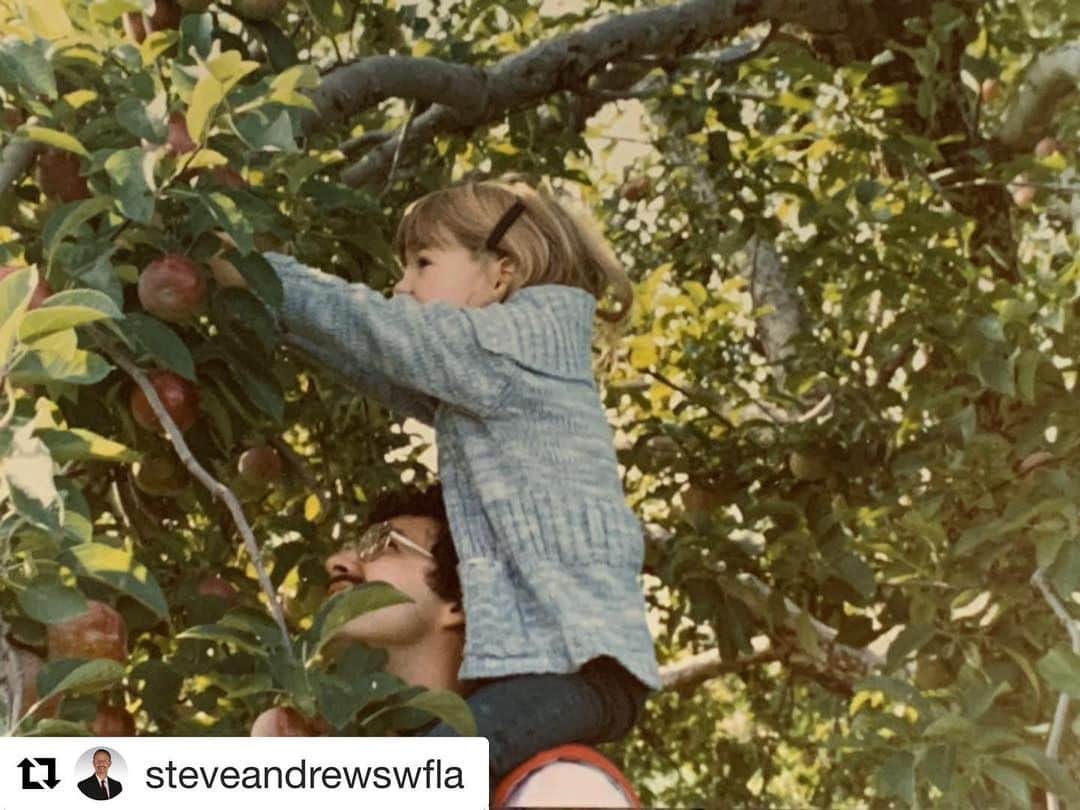 エリン・アンドリューズのインスタグラム：「Love you Dad. This means so much. And I’m grateful for those shoulders ❤️ #Repost @steveandrewswfla  Once upon a time I carried you @erinandrews on my shoulders. Precious memories I cherish. At a very early age you began reaching for things that seemed beyond grasp and have never stopped. Love you. #HappyBirthday.」