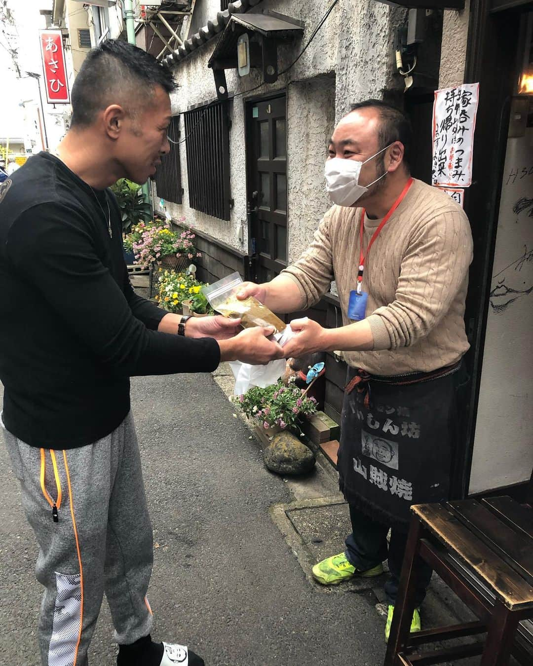 内山高志さんのインスタグラム写真 - (内山高志Instagram)「店がピンチで悩む忠さん劇場のオヤジ😓  うわさの劇マズカレーも昼からテイクアウトしてますので、良かったら是非^_^  本当はむちゃくちゃ美味しいです^_^  #荏原中延 #忠さん劇場 #劇マズカレー #美味い #テイクアウト」5月5日 14時44分 - takashikod