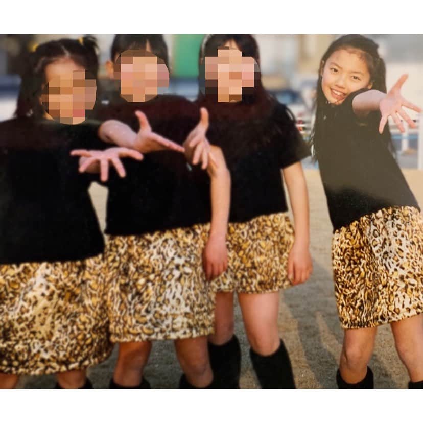 加藤里奈（カトリーナ）さんのインスタグラム写真 - (加藤里奈（カトリーナ）Instagram)「青春のオトモのテーマは「アイドル」 でした🎤私の青春のアイドルはモーニング娘。✨ * 小学校のときに休み時間に歌ったり踊ったりを 友達としていたと話しましたが、 探したら当時の写真を発見しました📸 * 1枚目は小学校3年生の時、なりきりモーニング娘。 みたいな企画にみんなで応募したときの写真！ 友達のお母さんがお揃いで衣装を作ってくれました！！ * 当時ダンスを習っていた私が振り付けを担当✋🏻 難しいフリは少しアレンジして完コピ風に撮影しました📹 この時はおそらく大好きだった飯田圭織さん @iidakaori.official 役をしていました🎵 * 2枚目は「Mr.Moonlight 〜愛のビックバンド〜」を 小4で完コピしたときみんなでプリを撮りに行ったときの！ 衣装もマネしてシャツにネクタイ👔なかなか凝ってます笑 この時はスター⭐️後藤真希 @goto_maki923 さんの 真似をしました！！！ プリに書いてある「うたいませんか パラダイス」は、 歌詞の一部です🎶 * 3枚目は集めていたブロマイドやシールの一部！ 全部搔き集めると恐ろしい程あります😂 これを見て、ポーズや表情の研究をしていました😛🙌 モー娘。は私の青春😢😍 今でもNo. 1アイドルです！！！ * * #CBCラジオ #カトリーナの全部全力 ‪#ラジオ #おうち時間 #モーニング娘 #モー娘 #後藤真希 #ゴマキ #飯田圭織 #ジョンソン #ダンス #stayhome #休校 #休校中の過ごし方 #青春 #暇 #暇つぶし #小学校 #プリ #ぷりんと倶楽部 #ぷりくら #プリクラ #ぷり #フリュー #furyu #アイドル #ブロマイド #ぷりんとくらぶ #プリント倶楽部 #こどもの日」5月5日 14時37分 - rinakatoktriiina