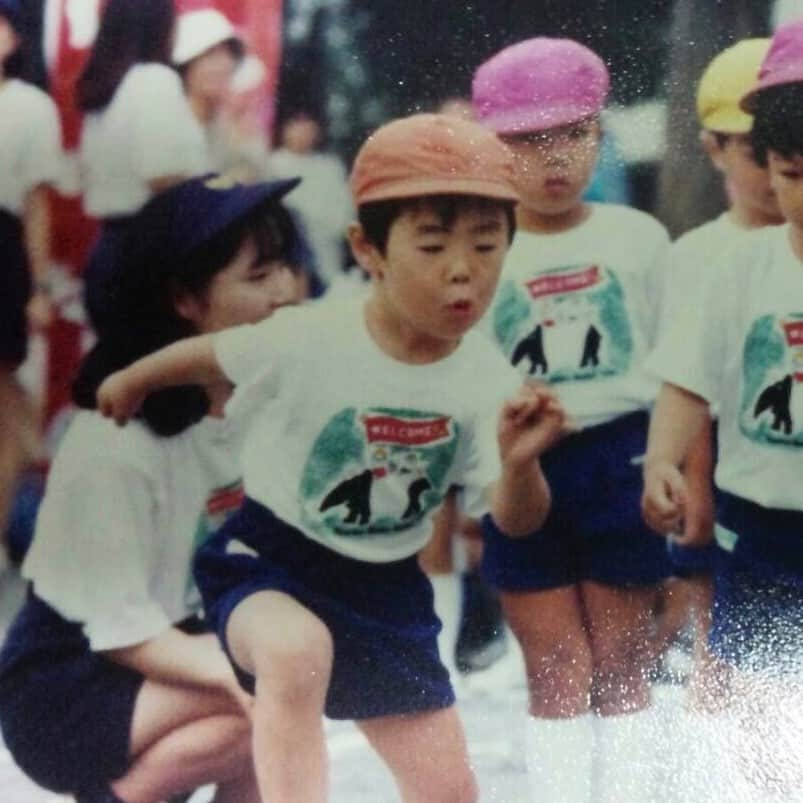 増田繁人さんのインスタグラム写真 - (増田繁人Instagram)「5月５日、子供の日  幼稚園時代の繁人です！ 運動が大好きで活発な男の子。 その一方で、お母さんと離れるのが嫌で、幼稚園に行く朝には泣きべそをかいていました笑 こんな顔してる本人は２０年後にサッカー選手になるとは思ってないだろうなぁ。笑 本当に周りに助けられながら、成長させてもらったと思います！ 育ててくれたみなさん、本当にありがとうございました！！ いきなり感謝の述べる場にしまいましたが、今日は子供の日特別企画 『ファジアーノの選手と話そう！！』 があります！ 16:30〜中高生と一緒におしゃべりです！  実はこの企画すごーく楽しみにしてました。普段喋れない子と楽しい話ができたらいいなぁと。そして僕に影響を与えてくれた人達の様に、少しでも心に残る場になればと思っている所存でございます！笑 中高生のみんなよろしく！！！ YouTubeでも生配信があるので、暇な人はぜひご覧下さい‼️ #ファジアーノ岡山 #子供の日 #ファジアーノ岡山の選手と話そう #子供達集まれ #って募集の投稿忘れてた #みんなと話すの凄く楽しみにしてます #時間は16:30〜 #YouTube配信も見てね #増田繁人」5月5日 14時40分 - masudaofficial5