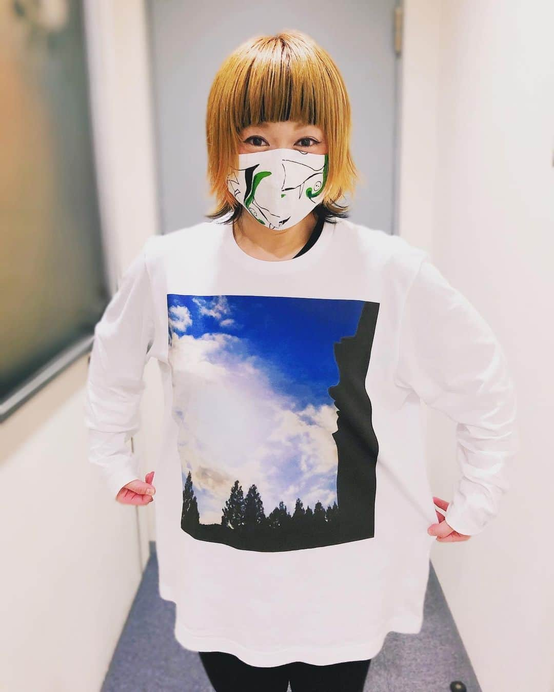 和田美枝さんのインスタグラム写真 - (和田美枝Instagram)「マスクにもTシャツにも😷🌞 #岡本太郎　さん #手ぬぐい #マスク #太陽の塔 #シルエット #ロンT #いつの日か #朝起きて #カーテン開けたら #太陽の塔が見える #家に住みたい #どんだけ好きやねん #前髪切った #バーバーワダで」5月5日 14時43分 - miewada