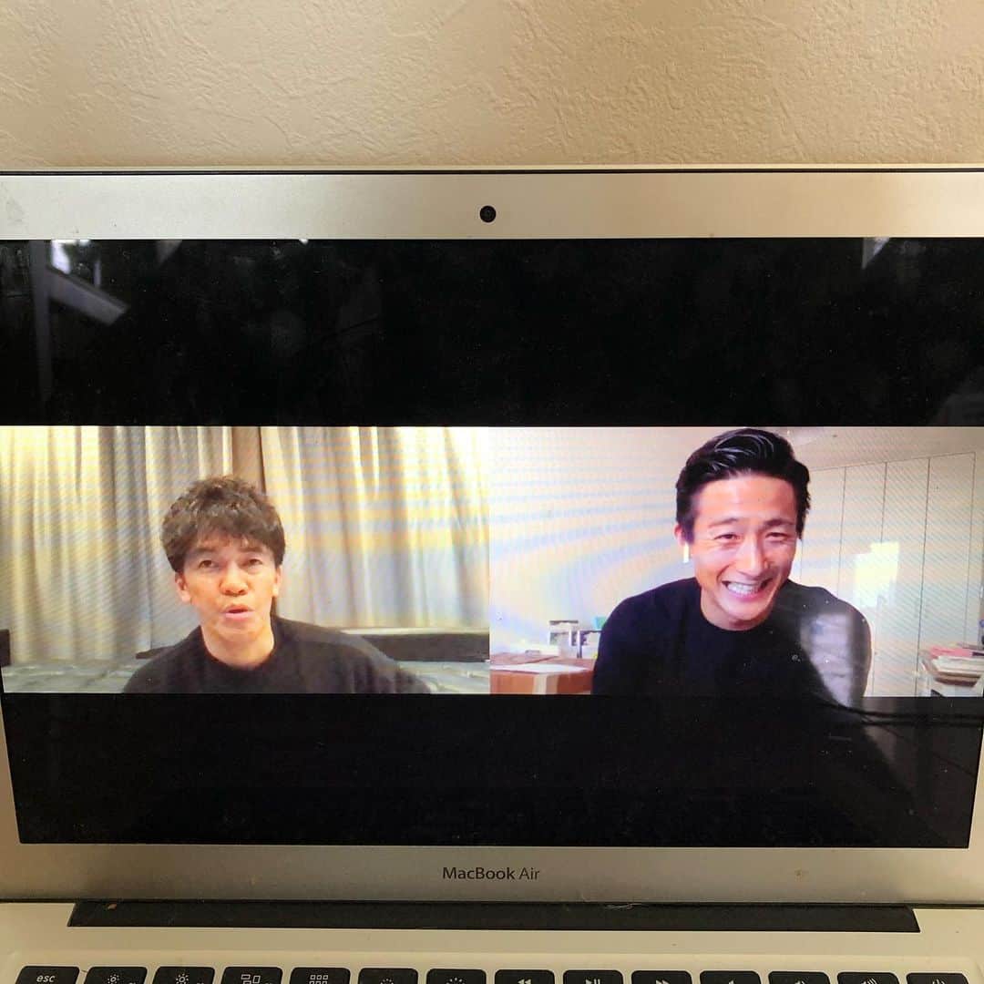 都倉賢のインスタグラム：「先日僕のYouTubeチャンネルに武井壮さんが来てくれてキャリアについてめちゃくちゃ熱く話してくれたので興奮が冷めないうちに気づきをシェアします。動画自体はしっかり編集するので少し時間がかかると思いますがお楽しみに！！！ 武井壮さんとの対談の中でスポーツ選手になった人はある程度若い頃からその競技に秀でているので周りから評価を受ける。つまり［出来る事］×［知ってる事］をして評価を受け、その価値観で人格形成されている人達。だから［出来ない事］×［知らない事］に直面すると［つまらない］と感じて壁を作ってしまう‬ ‪まずはこの仕組みを理解する事から成長が始まる。そもそも何かに熱中する力、何かを再現する力、継続性、などは確実に持ち合わせている。僕はこの能力を『アスリートマインド』と呼んでいる。アスリートの能力はもっともっと社会に還元出来るし伸び代はめちゃくちゃある。世間は「スポーツバカ」と呼び‬、選手側も「スポーツしかやってこなかったんで」この双方の固定観念がスポーツマンの人材としての可能性を下げてしまってる。もう既に持っている『アスリートマインド』に加えて後は［出来ない事］×［知らない事］＝［つまらない］ではなく［成長出来る］に変えていける意識改革が必要だな。‬ ‪ここを解決していくとキャリア論の『計画性偶然性理論』で言う5つの‬ ‪①好奇心②持続性③柔軟性④楽観性⑤冒険心‬ ‪の全てが備わる人材になるんだよな！！！‬ ‪まずは知らないを知る作業からしていく事が自分の成長の第一歩かなと思ってます。」