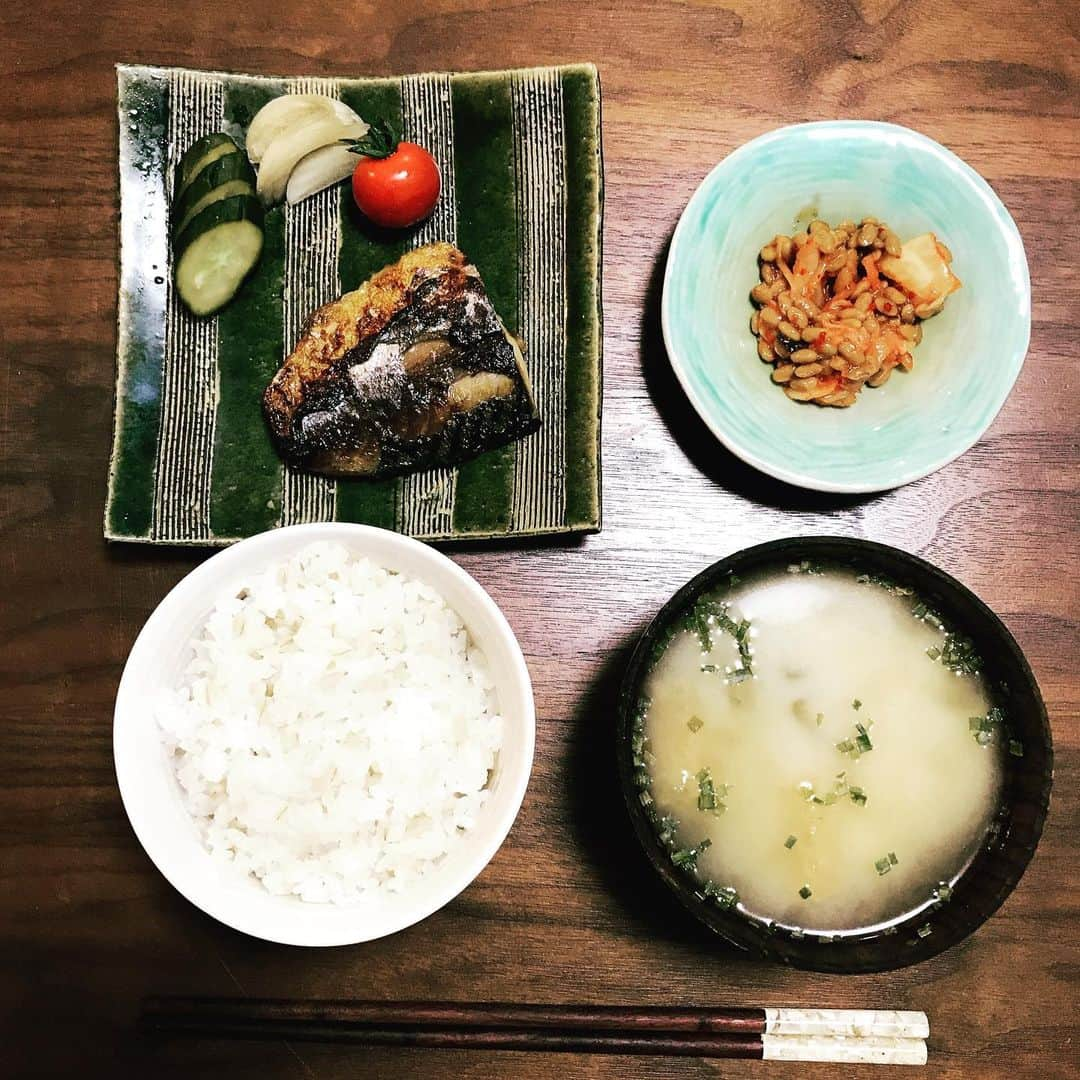 大湯みほさんのインスタグラム写真 - (大湯みほInstagram)「……… 最近、お魚を食べてないな〜と思って🐟サバ焼き定食 ・ お肉もお野菜も好きだけど…やはり日本人ですから、お魚も食べたくなるんですよね😌サバも、✨ぬか漬け✨にしてから焼くと、ふっくらとした旨味とぬかの酸味と塩っ気が、程よい感じでと〜っても美味しいですよ🍽 ・ お肉も、お魚も、フルーツも…何でも漬けてみたら、意外と美味しい🤗300種類は、漬けてますねwスーパーで食材を見かけると、ついつい✨ぬか漬け✨にしたくなってしまいます❗️ ・ #サバ　#サバぬか漬け　#魚　#ぬか漬け　#糠漬け　#旨味アップ　#酵素パワー　#何でもぬか漬け　#発酵　#植物性乳酸菌　#腸内環境　#免疫力アップ　#ぬか漬けマイスター　#漬けみちゃん　#大湯みほ　#腸活レシピ　#菌活生活」5月5日 14時52分 - nukazukemiho0320