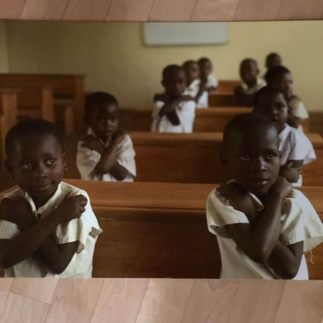 ロビン・ライトさんのインスタグラム写真 - (ロビン・ライトInstagram)「For this #GivingTuesday please consider supporting our friends @ActionKivu. $25 feeds one child for a month at the Congo Peace School. Please donate if you’re able to. 🙏🏽 #GivingTuesday #DRC #GivingTuesdayNow  Donate via link in bio」5月5日 14時58分 - robingwright